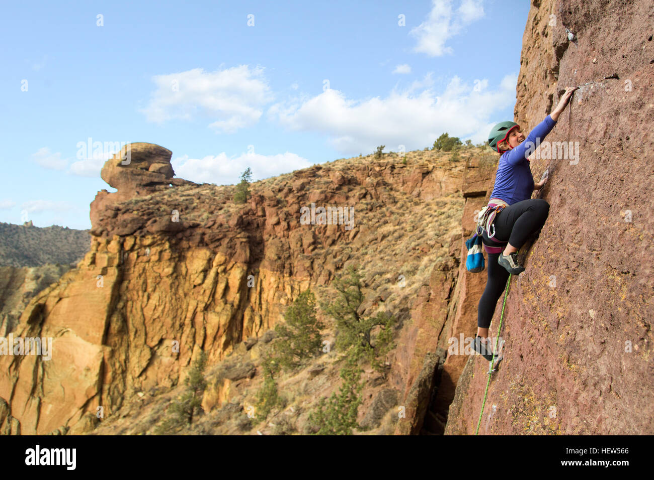 Kletterer Bergbesteigung, Smith Rock State Park, Oregon, USA Stockfoto