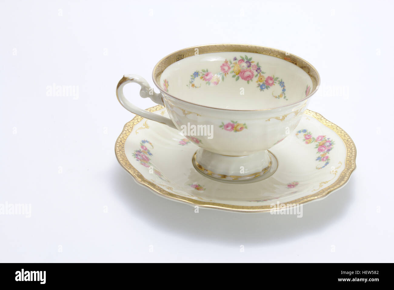 Dekorieren Sie Porzellan Teetasse auf weißem Hintergrund Stockfoto