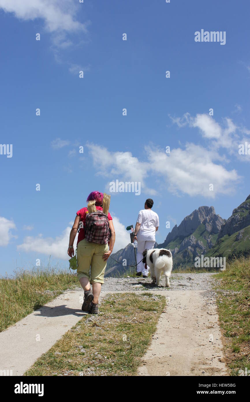 Ein paar & ihre Landseer Neufundländer Wandern der NaturErlebnispark (Natur Erlebnis Park) in der Nähe der Schweiz Säntis in den Schweizer Alpen Stockfoto