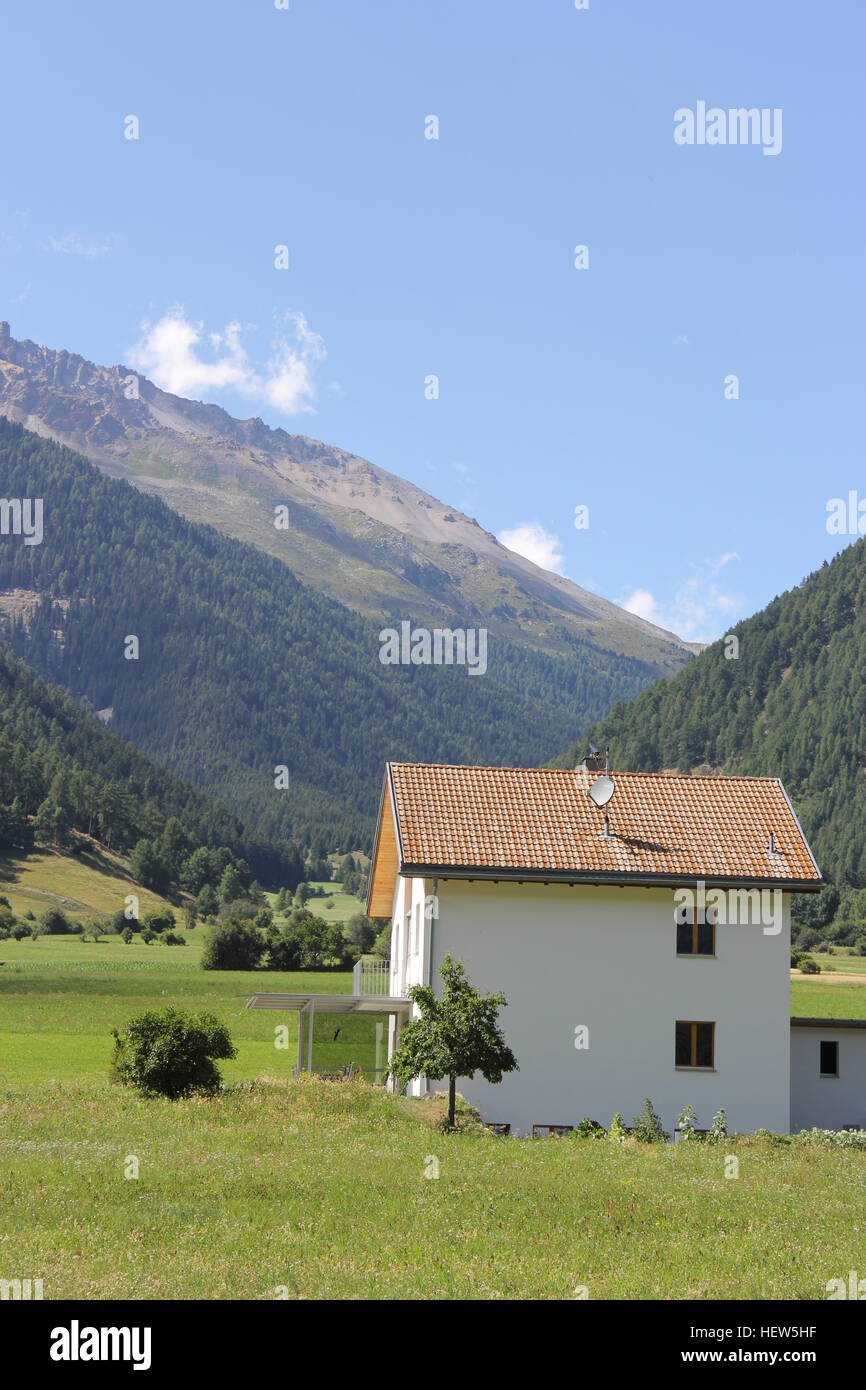 Das Haus liegt in einem Tal der Schweizer Alpen in der Nähe von Val Müstair, in der Schweiz, in der Nähe der italienischen Grenze. Stockfoto