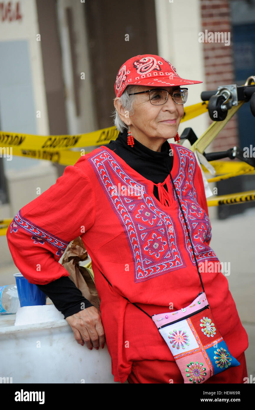 Senioren in roter Kleidung Stockfoto