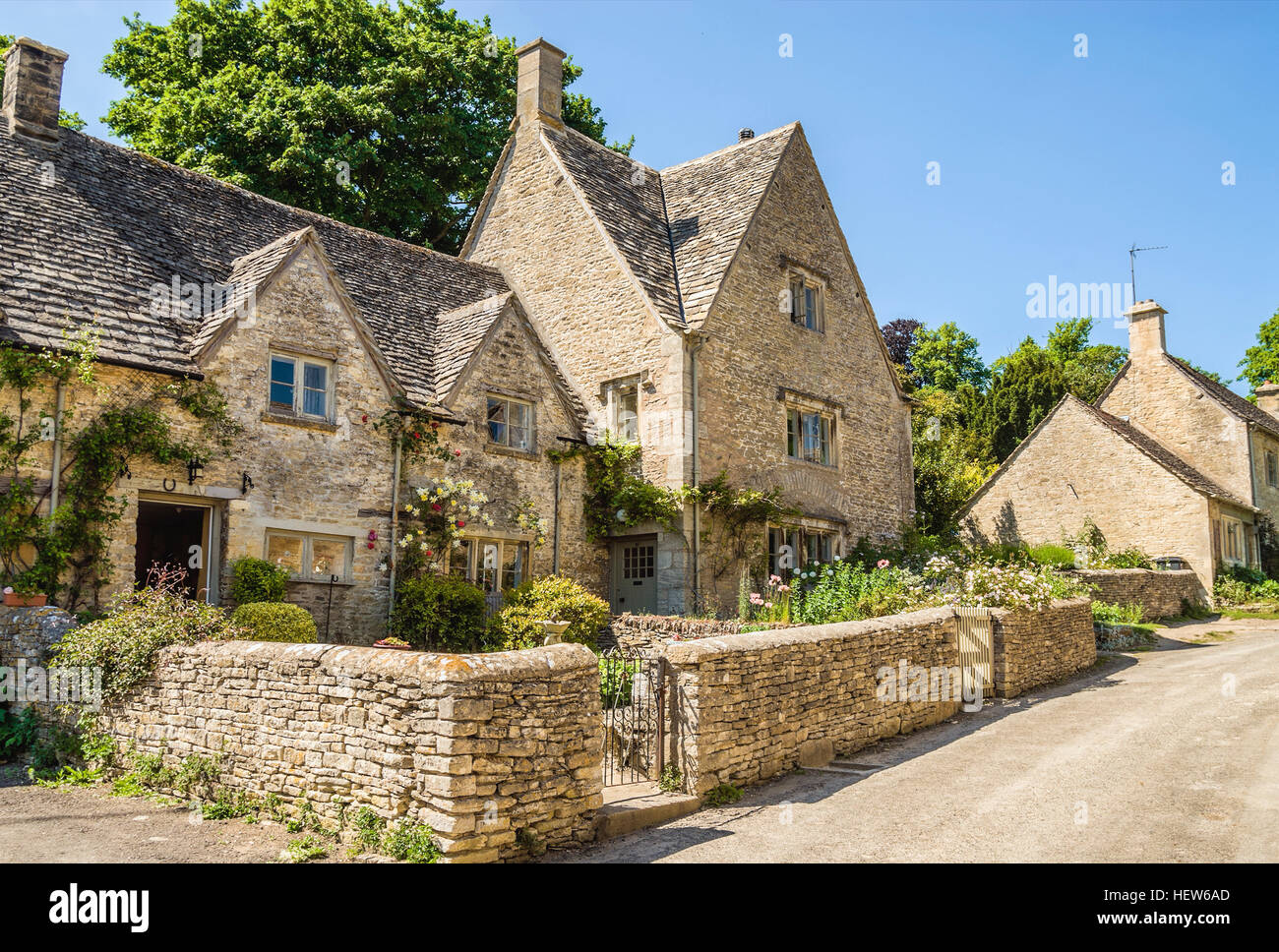 Traditionelle Cotswolds-Häuser in der Nähe von Cirencester, Südostengland Stockfoto