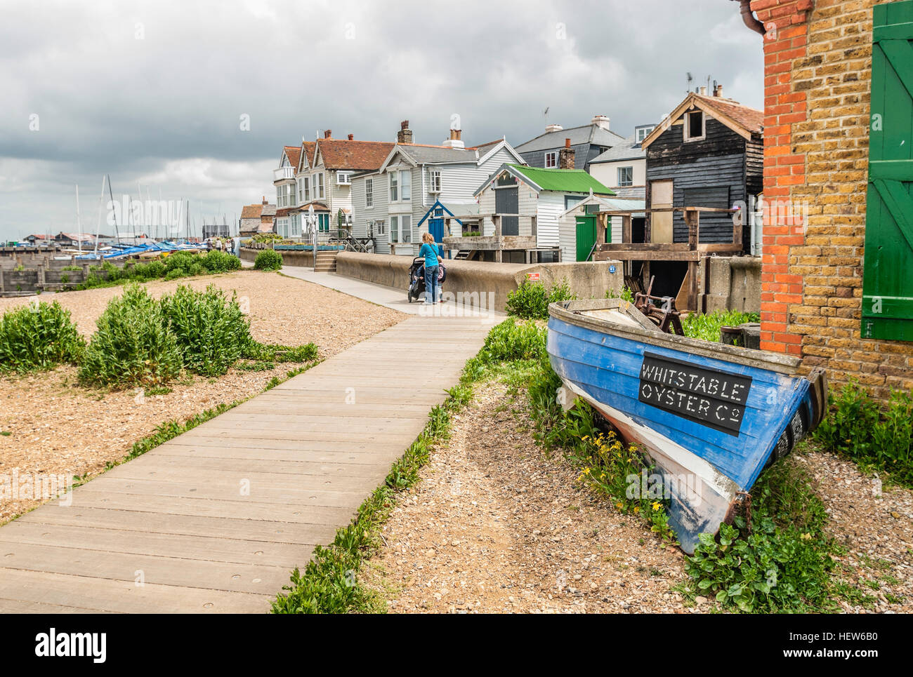 Weatherbord Strandhäuser an der Waterfront von Whitstable im Südosten Englands. Stockfoto