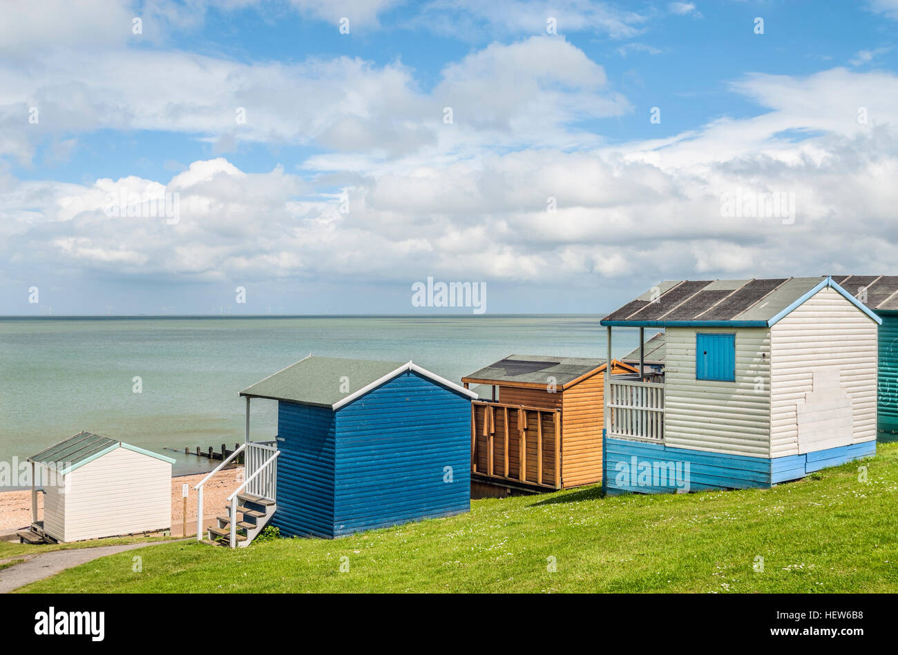 Whitstable, Kent, England, UK, Großbritannien, Europa. Farbenfrohe Strandhütten mit Blick auf die Themse-Mündung an der nördlichen Küste von Kent Stockfoto