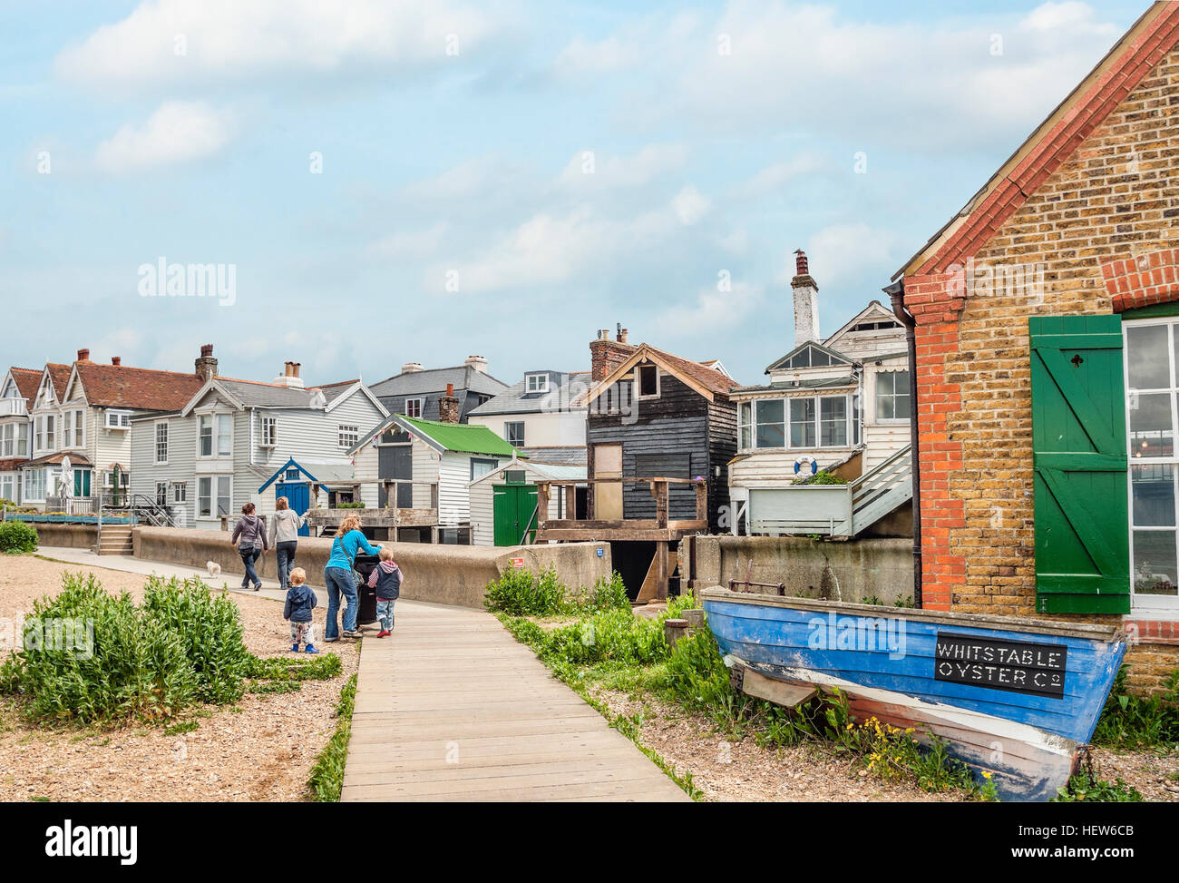 Weatherbord Strandhäuser an der Waterfront von Whitstable im Südosten Englands. Stockfoto