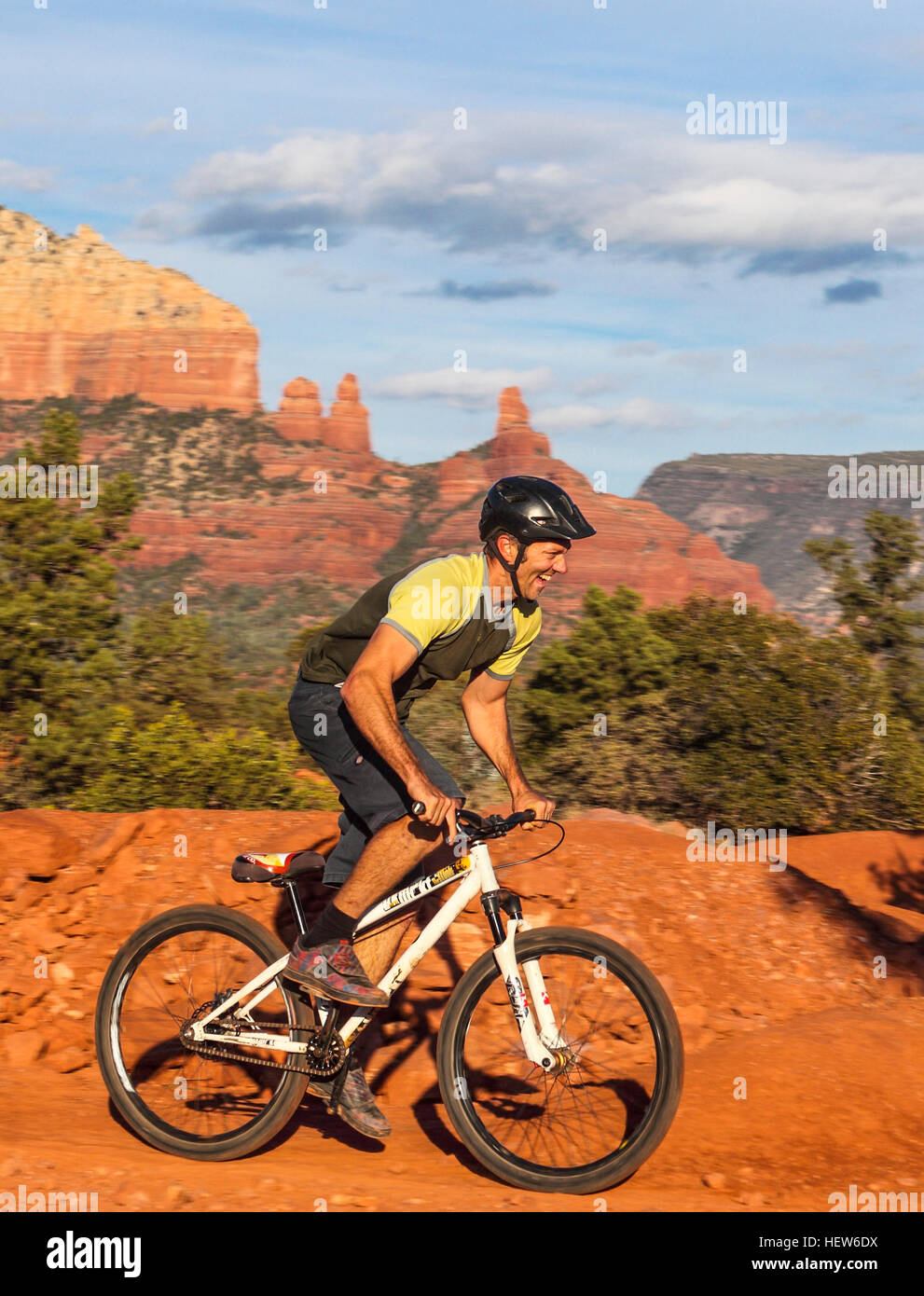 Mann genießt den Bikepark Fähigkeiten bei Posse Boden Park in Sedona, Arizona Stockfoto