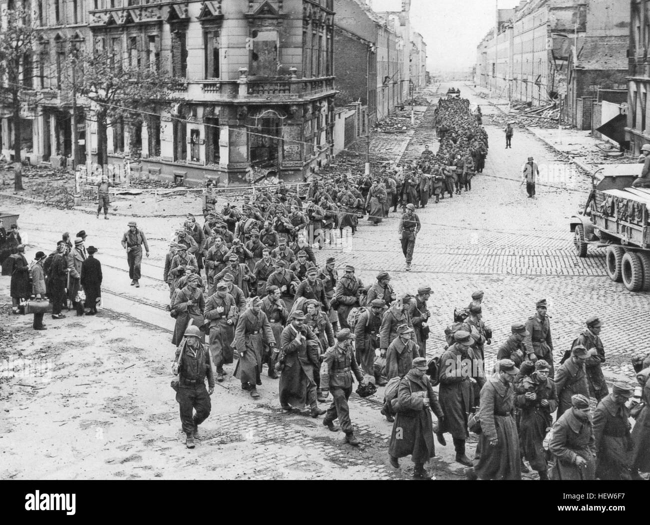 Deutsche Gefangene marschieren durch Aachen unter amerikanischen bewaffnetem Schutz nach ihrer Kapitulation am 21. Oktober 1944. Foto: US-Armee Stockfoto