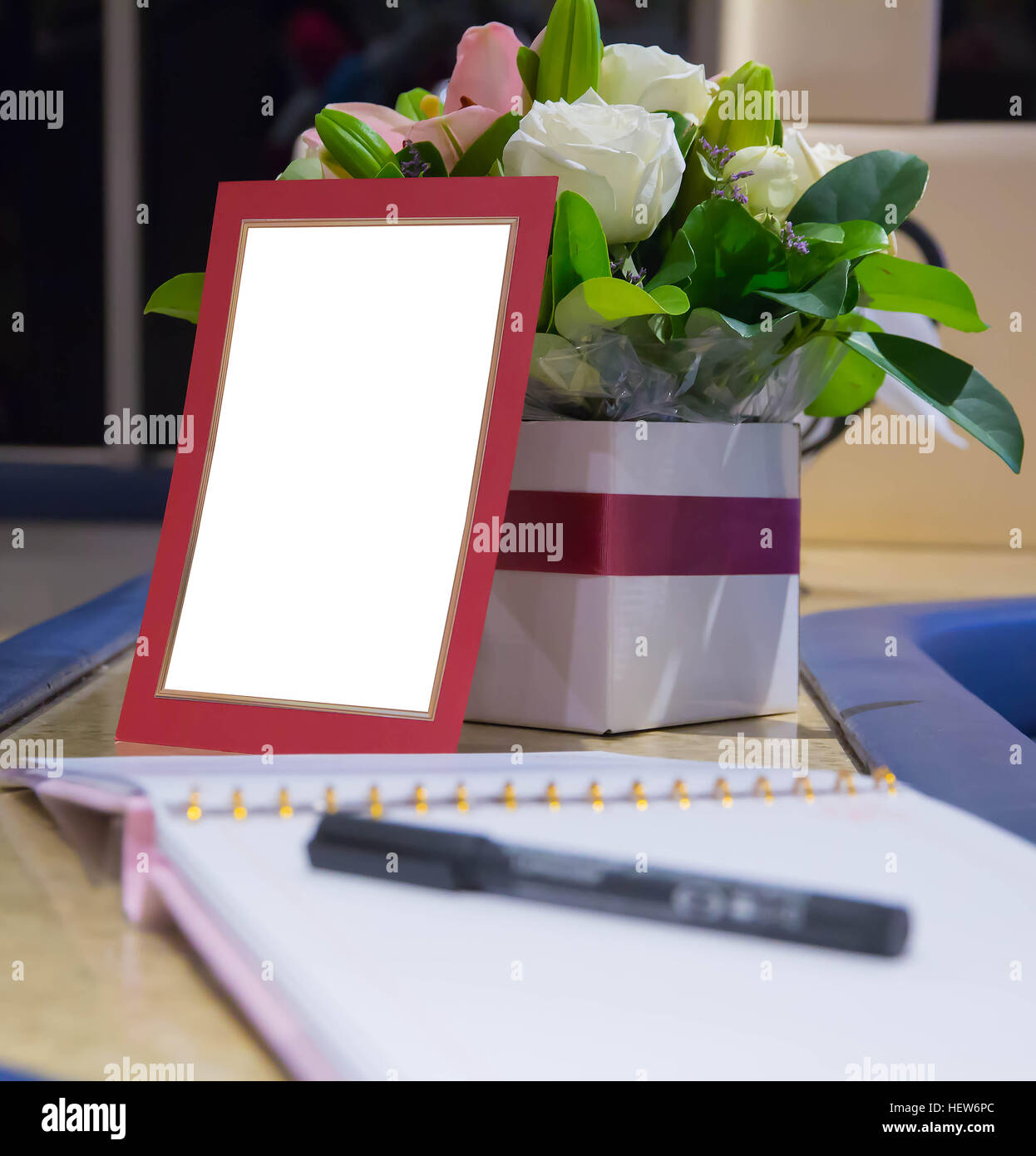 Hochzeit Einladungskarte mit Blumen, Notizbuch und Stift Stockfoto