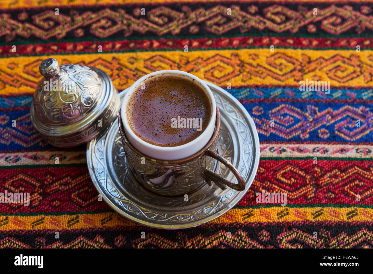 Traditionellen türkischen Kaffee in eine Keramik Kaffeetasse mit  Kupferkessel auf Tischdecke traditionelle Struktur und Muster bedeckt  Stockfotografie - Alamy