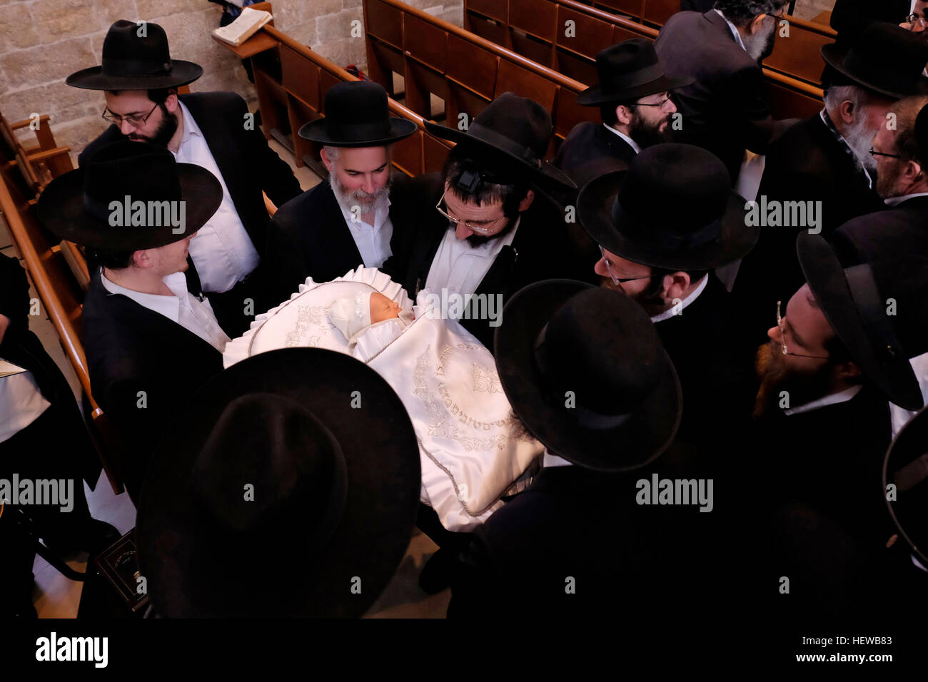 Ein Ultra-Orthodoxen jüdischen hält Vater neu beschnitten Baby Sohn während der Beschneidung - Brit Mila Zeremonie in der rekonstruierten Hurva-Synagoge in der jüdischen Viertel Altstadt Ost-Jerusalem Israel Stockfoto