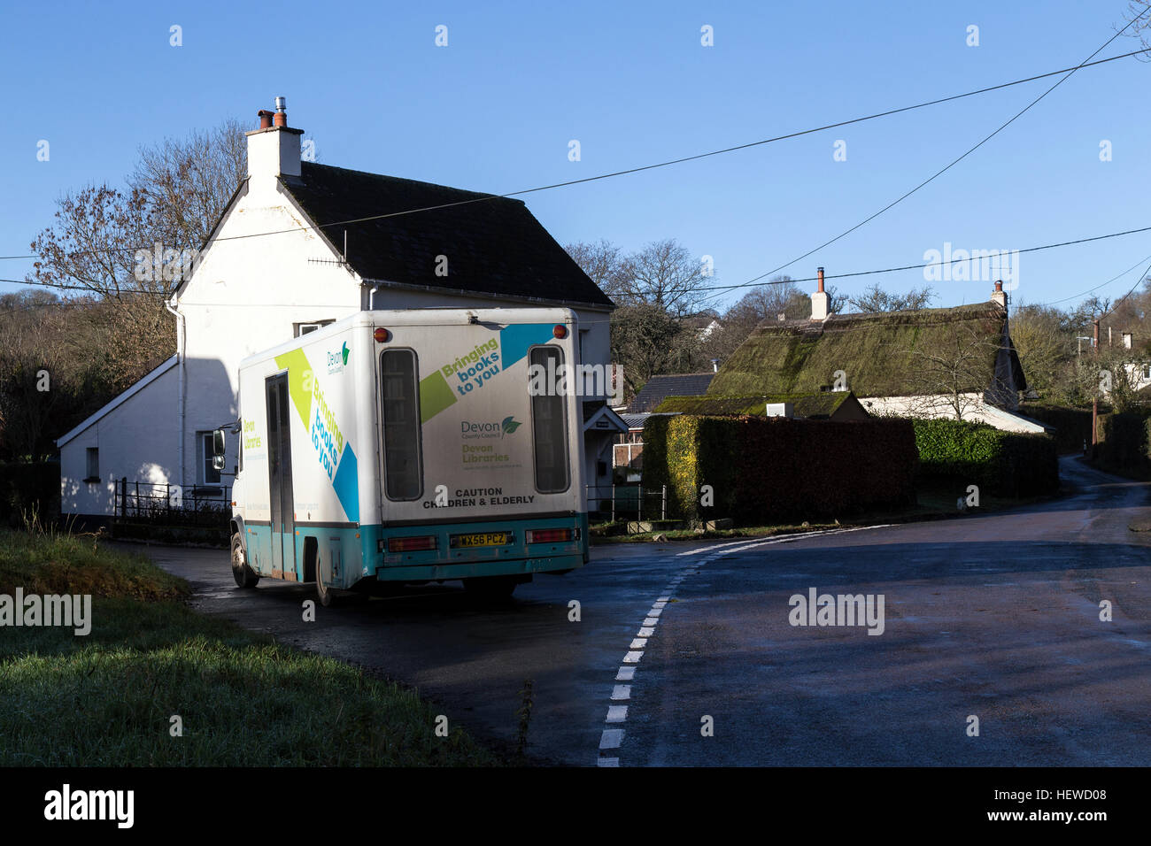 Bücherbus in ländlicher Umgebung, Buch, Markt, Anhänger, Symbol, Wohnung, Fracht, Retro, Shop, Literatur, isoliert, Lieferung, trave Stockfoto