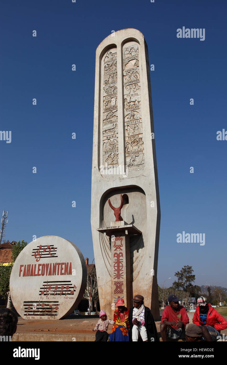 Denkmal für Unabhängigkeit in Antsirabe, Darstellung 18 ethnischen Hauptgruppen Stockfoto