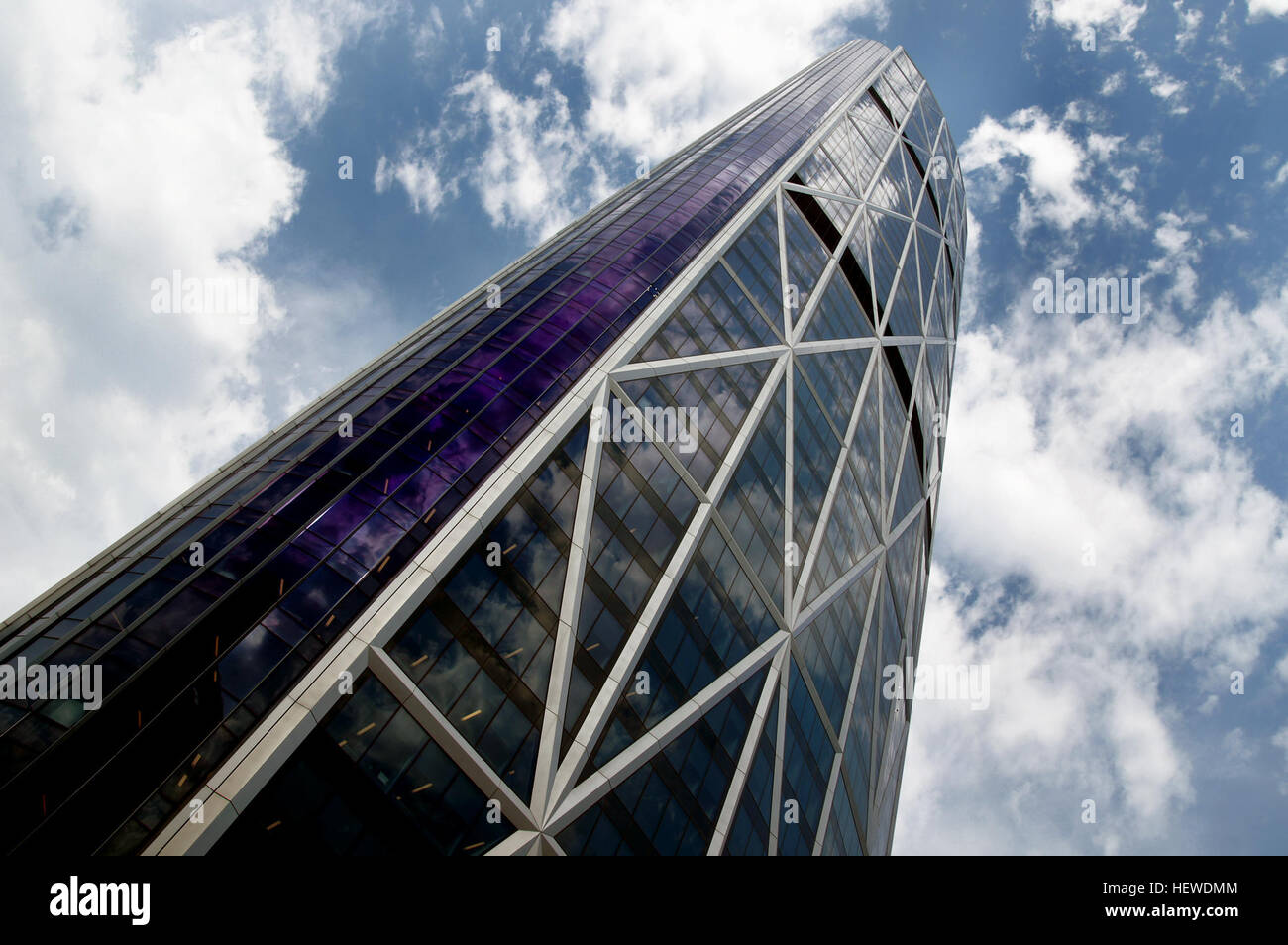 Calgarys am schönen Gebäude The Bow ist das bekannteste Gebäude in der Skyline von Calgary. Es ist zumindest für jetzt, das höchste Gebäude außerhalb von Toronto – nicht nur West-Kanada. Sie können sehen, dass es von fast überall in Calgary, und es ist eine beeindruckende Wolkenkratzer. Sogar der Calgary Tower konkurrieren nicht mit dem Bogen, wenn es um Dinge geht, die gleichbedeutend mit Calgary. Alle Bilder und Postkarten von der Skyline von Calgary musste aktualisiert werden, sobald der Bogen im Jahr 2012 abgeschlossen wurde. Es ist so beeindruckend. Stockfoto