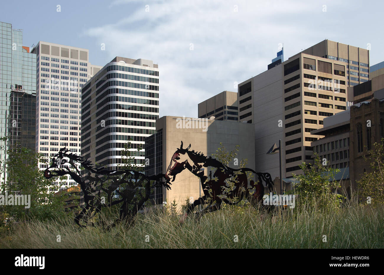 Die heroisch-Größe-Bronze-Skulptur von acht Pferde in Bewegung feiert die Städtepartnerschaft zwischen Calgary und Quebec City besteht; Es ist ein Tribut an die Vergangenheit, Gegenwart und die Zukunft der beiden Städte.  Die Pferde des Do Re mir Fa Sol La Si Do, zwei identische Skulpturen befinden sich in der Innenstadt von Calgary und am Boulevard Champlain an den Ufern des St. Lawrence River in Québec (Stadt).   "Ich habe dem kanadische Pferd als Metapher verwendet darzustellende Klang – ein Lied – ein Gefühl von Harmonie. Ich fügte hinzu, eine Symphonie der Farben und dann wusste, dass es gemacht wurde", sagte Farfard.  Die Calgary Stampede und Québec Stadt ha Stockfoto