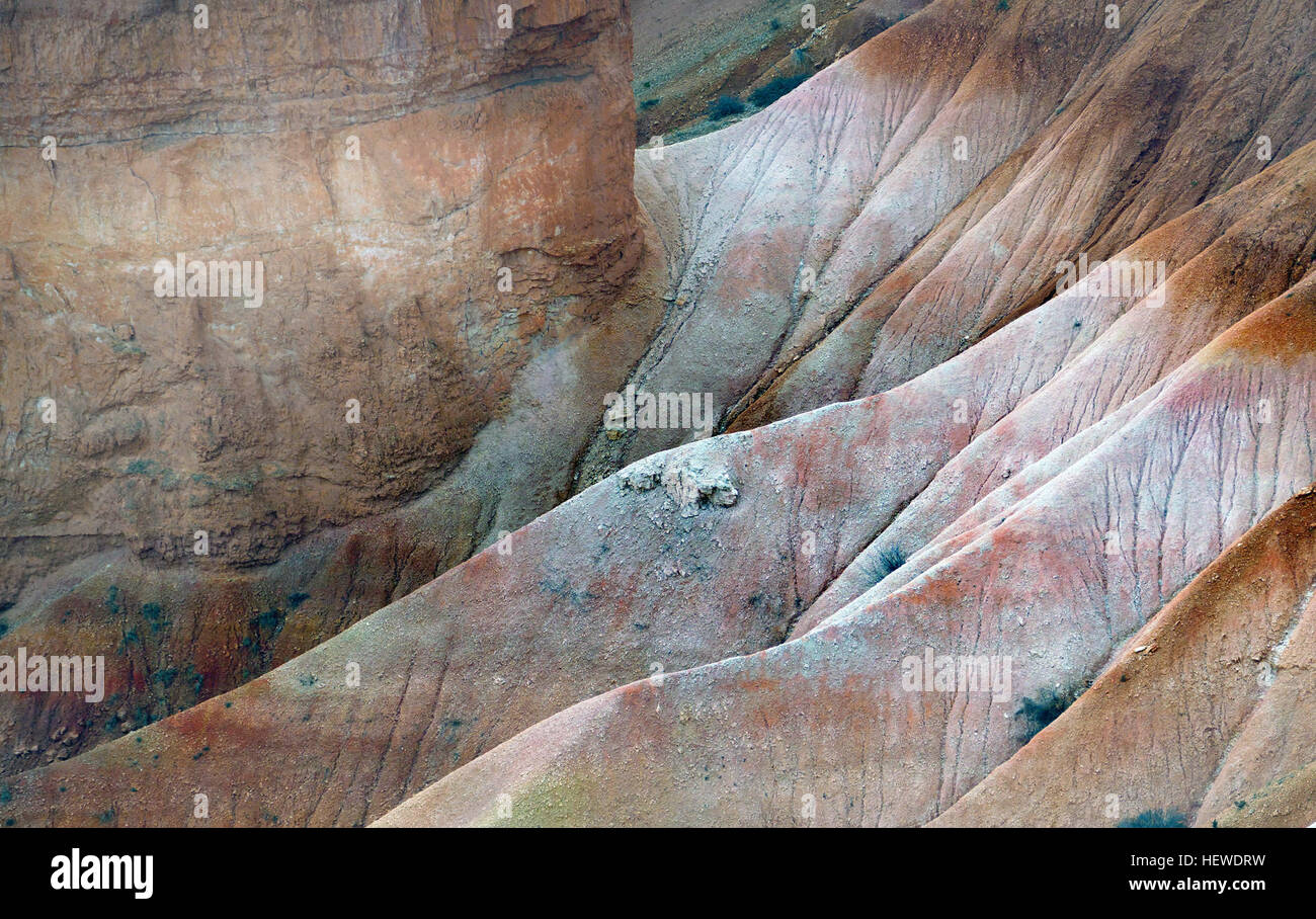 Bryce-Canyon-Nationalpark, eine weitläufige Reserve im südlichen Utah ist bekannt für Purpur gefärbten Hoodoos, die Turmspitze geformten Felsformationen sind. Der Park Hauptstraße führt vorbei an weitläufigen Bryce Amphitheater, ein Hoodoo gefüllten Depression liegen unter den Rim Trail-Wanderweg. Es hat übersieht am Sunrise Point, Sunset Point, Inspiration Point und Bryce Point. Erstklassige Sendezeiten sind um Sonnenaufgang und Sonnenuntergang. Stockfoto