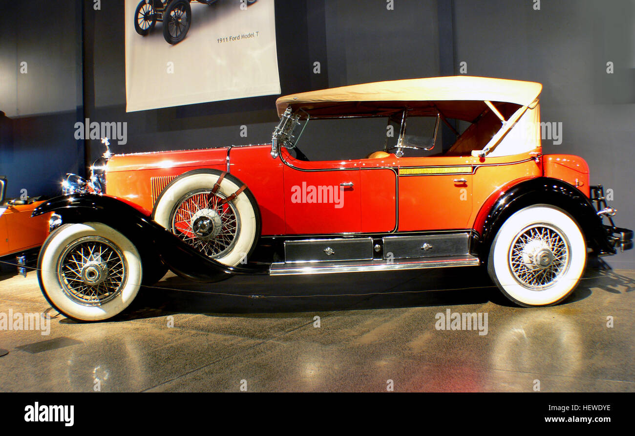 Cadillac Dual Cowl Phaeton 1930 In 1914 Cadillac wurde der ersten großen Autobauer in der Welt der V8 als seine standard Netzteil verabschieden.  Anschließend bot V12s und V16s der V8 blieb aber immer der beliebteste Motor. Eine verbesserte 341 cu Zoll-Version wurde im Jahr 1928 eingeführt und ist in diesem Auto ausgestattet.  Es wurde beschrieben als "eine der großen Achter des Goldenen Zeitalters." Diese 1929, kurz vor dem Börsenkrach und Weltwirtschaftskrise in den 1930er Jahren gebauten Autos galten als Höhepunkt des Cadillac-Luxus Stockfoto