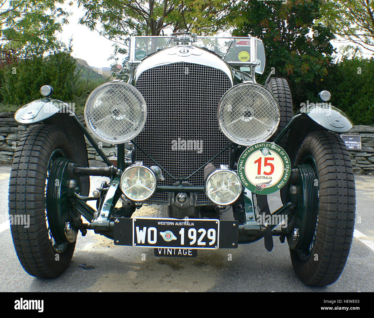 Der 1929 Bentley 4,5 Liter Tourer verfügt über einen 100 PS-Motor mit Viergang-Schaltgetriebe und ist für seinen legendären Bentley-Kühlergrill und Kühler bekannt. Ein britischer Klassiker mit einer reichen Renntradition, der bei Oldtimer-Rallyes und internationalen Veranstaltungen präsentiert wird. Stockfoto