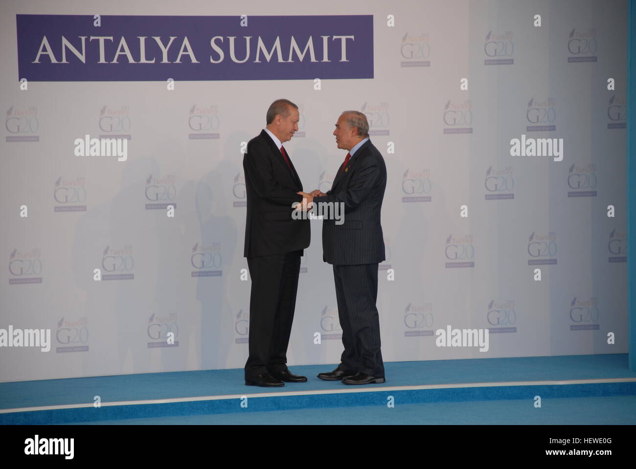 Türkischer Präsident Recep Tayyip Erdogan (L) begrüßt OECD, Mexikanisch-Generalsekretär Angel Gurria, wie er offiziell G20 ankommt Stockfoto