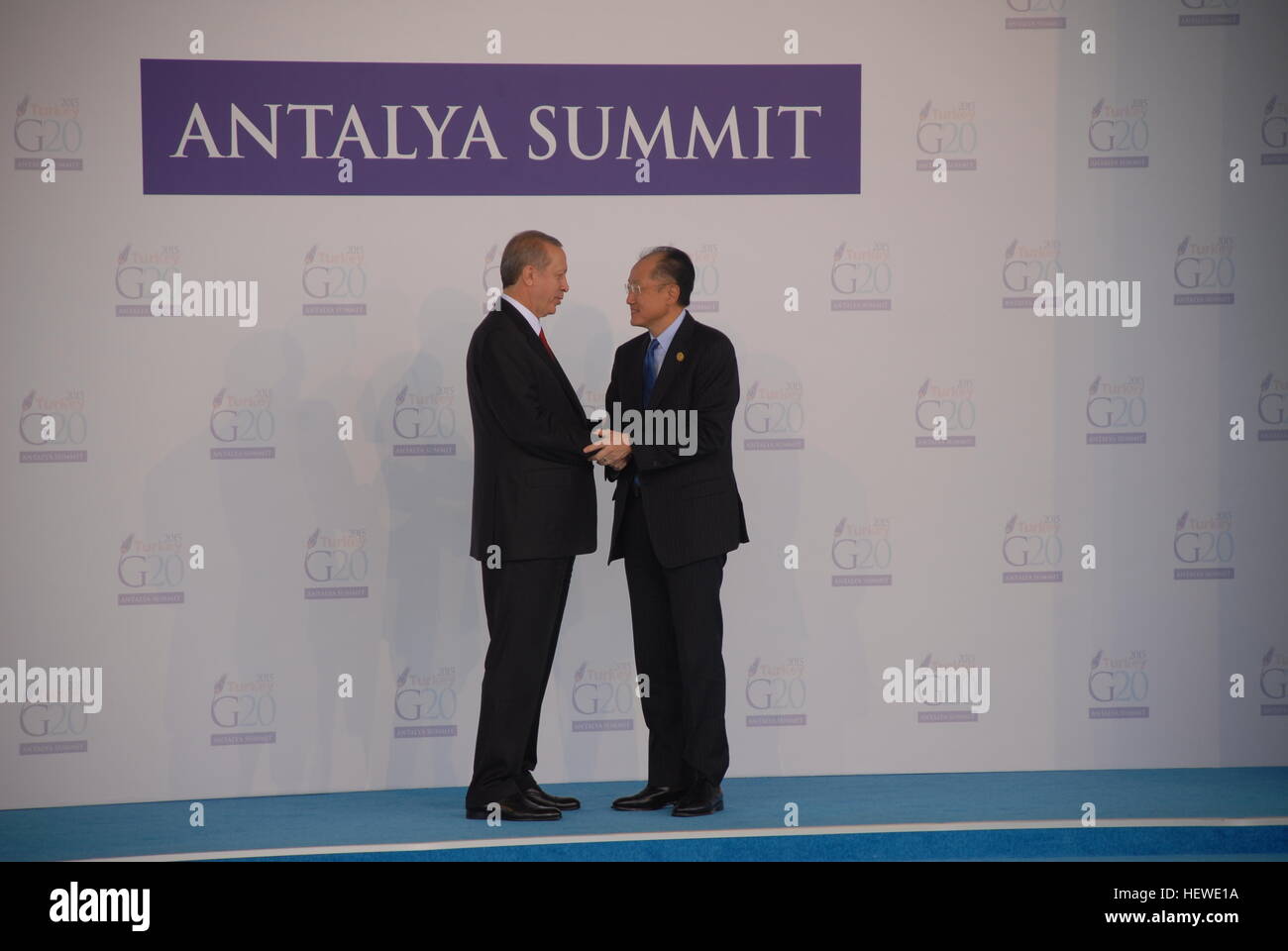Türkischer Präsident Recep Tayyip Erdogan (L) grüßt Weltbank-Präsident Jim Yong Kim, wie er offiziell für die G20 ankommt. Stockfoto