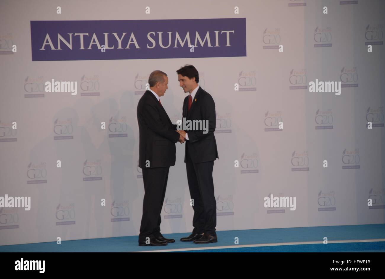 Türkischer Präsident Recep Tayyip Erdogan (L) grüßt Kanada Premierminister Justin Trudeau, wie er offiziell für die G20 ankommt. Stockfoto