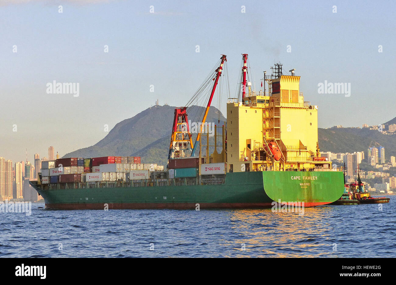 Die CAPE FAWLEY ist ein modernes Frachtcontainerschiff, das 2008 gebaut wurde und eine Bruttoraumzahl von 15.995 Tonnen und ein Traggewicht von 20.358 Tonnen hat. Sie wird unter der Flagge der Marshallinseln betrieben und bedient internationale Schifffahrtsrouten. Die Länge des Schiffes beträgt 170,02 Meter, die Breite 25 Meter. Es ist ein aktives Schiff in der globalen Containerschifffahrt. Stockfoto