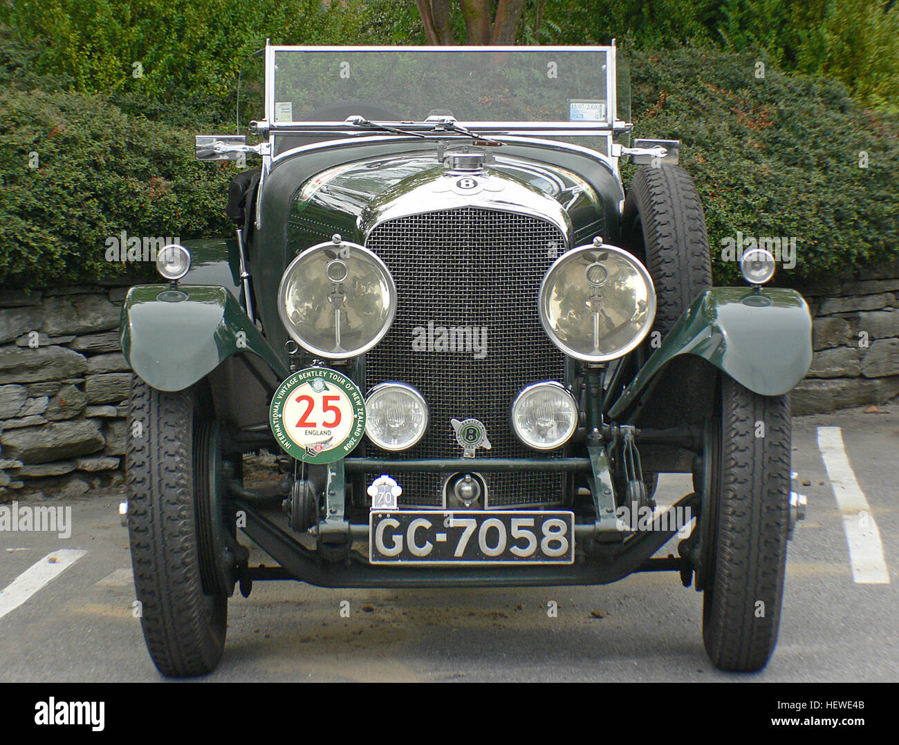 Der 1930 Bentley 4-Liter Le Mans Tourer ist bekannt für seine Leistung in Le Mans, wo er Bugattis übertroffen hat. Dieses natürlich angesprochene Modell trug zu Bentleys Erbe im Motorsport, insbesondere in der Renngeschichte, bei. Stockfoto