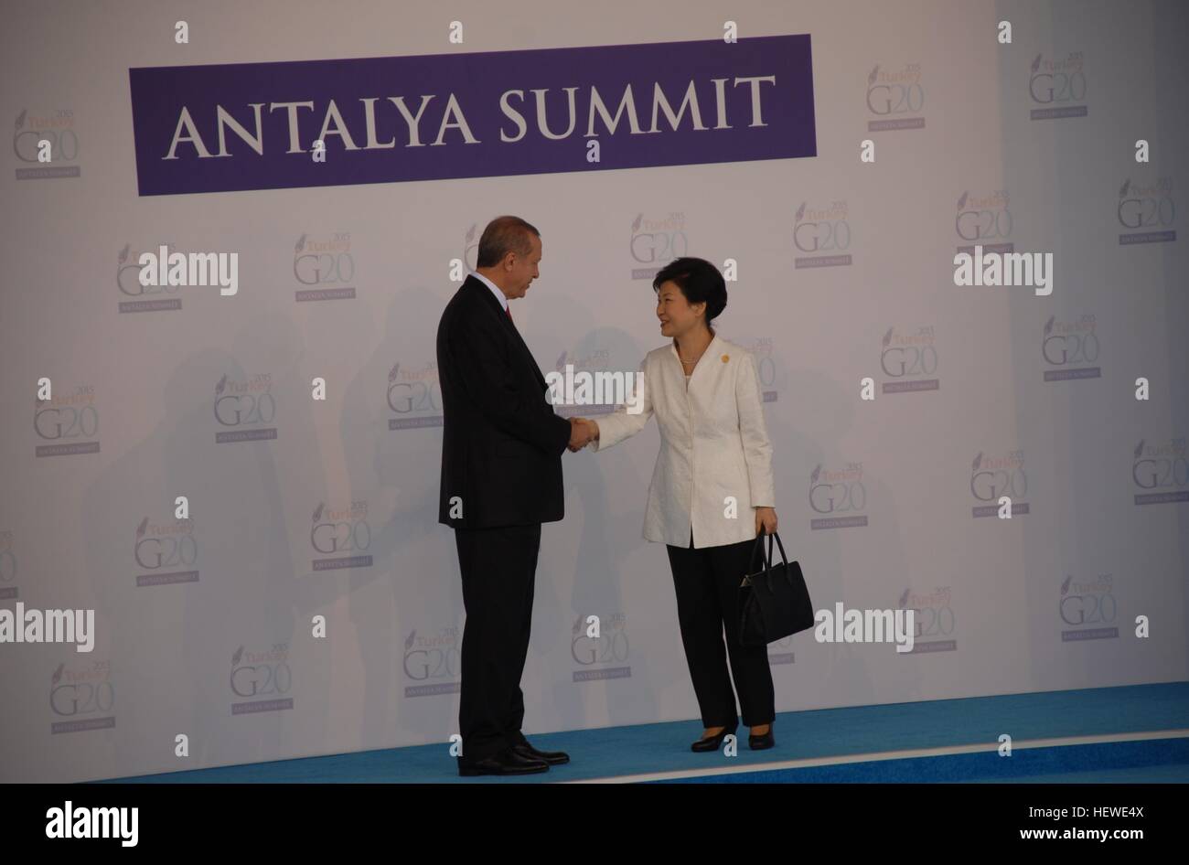 Türkischer Präsident Recep Tayyip Erdogan (L) grüßt Republik von Korea President Park Geun-Hye, wie er offiziell für die G20 ankommt Stockfoto