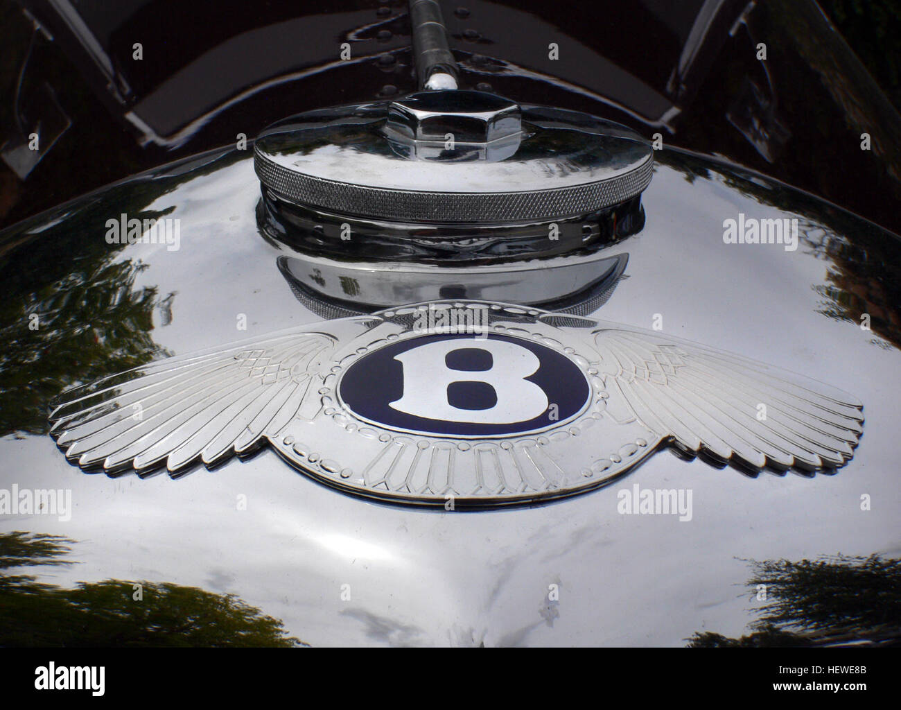 Der 1932 Bentley Speed 6 ist ein britischer Klassiker, der für sein luxuriöses Design und seine leistungsstarken Funktionen bekannt ist. Es wurde auf Autosalons und Oldtimer-Rallyes gezeigt und repräsentiert die britische Automobilgeschichte und Handwerkskunst. Stockfoto