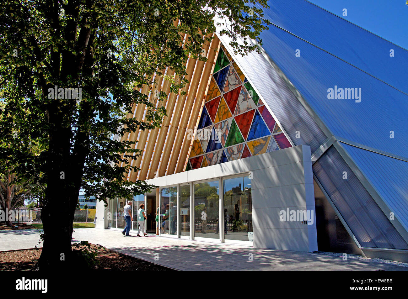 Christchurch spannende Neubauten gehört die Transitional "Pappe" Kathedrale von dem japanischen Architekten Shigeru Ban konstruiert und gebaut auf dem Gelände der ehemaligen St. Johns Latimer Square anglikanische Church.The Karton Kathedrale eröffnet, um die Öffentlichkeit auf 6. August 2013 mit einem diözesanen Widmung Service am 15. August. Es bietet Platz für 700 und die Kathedrale bietet auch einen Veranstaltungsort für Konzerte, Ausstellungen und gesellschaftliche und Community-Events. Stockfoto