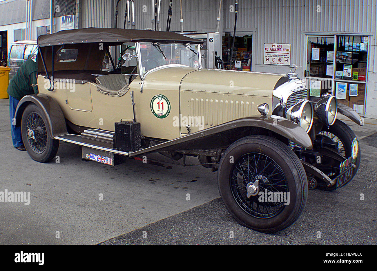Der 1928 4,5-Liter-Bentley, der auf Automessen und Oldtimer-Rallyes zu sehen ist, ist ein klassischer britischer Sportwagen. Bekannt für sein Rennsport-Erbe, nahm er 2008 an der International Vintage Bentley Tour of New Zealand Teil. Das Auto bleibt ein Symbol für Luxus, Handwerkskunst und Geschwindigkeit. Stockfoto