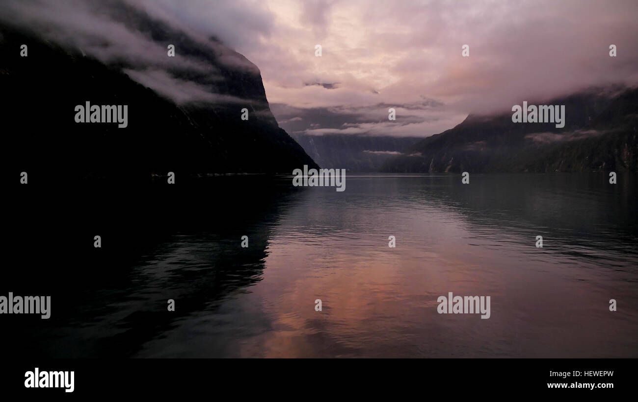 Milford Sound ist ein berühmter Fjord auf Neuseelands Südinsel, Teil des Fiordland-Nationalparks und UNESCO-Weltkulturerbe. Bekannt für seine atemberaubende Landschaft, ist es ein wichtiges Touristenziel und wurde 2008 von TripAdvisor zum weltweit besten Reiseziel ernannt. Es ist bekannt für seine natürliche Schönheit und historische Bedeutung. Stockfoto