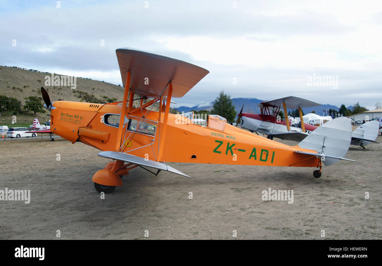 DH.83 Fox Moth war eine erfolgreiche kleine Doppeldecker Passagierflugzeug aus den 1930er Jahren angetrieben durch ein einzelnes de Havilland Gipsy Major ich invertiert Reihenmotor, hergestellt von der de Havilland Aircraft Company.   Das Flugzeug wurde spät im Jahr 1931 als kostengünstige und wirtschaftliche leichtes Passagierflugzeug entwickelt. Viele Komponenten wie Motor, Heck-Flugzeug, Fin, Ruder und Flügel waren identisch mit denen für die de Havilland DH.82 Tiger Moth dann gebaut in großen Mengen als militärischer Trainer, die an die speziell angepasst wurden aus Holz (Holme: Asche nach vorne von der pilot, achtern Sitka Stockfoto