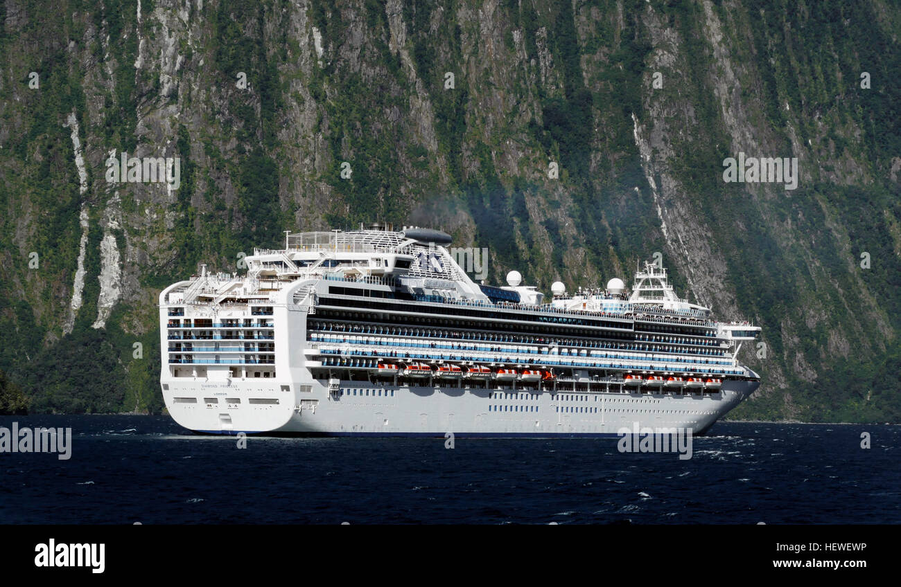Die Diamond Princess, die im März 2004 ins Leben gerufen wurde, ist ein Kreuzfahrtschiff, das hauptsächlich im Sommer Asien und im Winter Australien anbietet. Das Schiff erstreckt sich über eine Länge von 290 Metern und wird von Mitsubishi Heavy Industries gebaut. Stockfoto