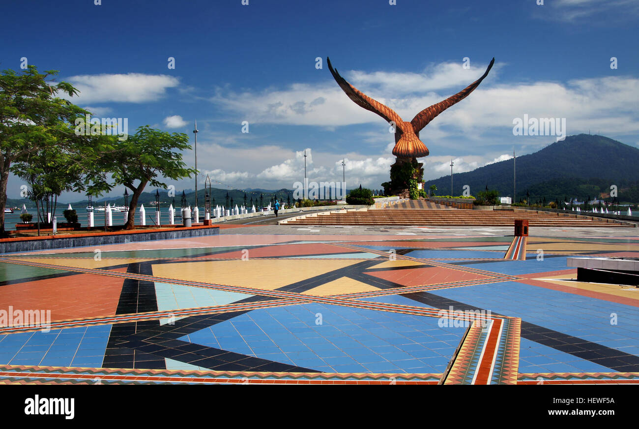 Home-Adler-Platz Ort: Kuah Jetty, Langkawi Bedeutung: es wirkt wie ein Symbol für die Insel Langkawi. So erreichen Sie: Man leicht hier durch Einstellung von Taxis oder einsteigen in Busse von der Insel erreichen kann.   Der Dataran Lang, buchstäblich der Eagle Square, ist das allererste Wahrzeichen, das den Anblick der Besucher mit der Fähre nach Langkawi rüberkommt. Hotel liegt neben dem Lagenda Park in der Nähe von Kuah Jetty, das quadratische verfügt über eine wunderschöne Statue eines rötlich braune Adler alle für einen Flug ausgerichtet. Der Adler mit seinen großen braunen Flügeln thront auf einem massiven Felsen, der Ferne betrachten die überwiegende Andaman Stockfoto