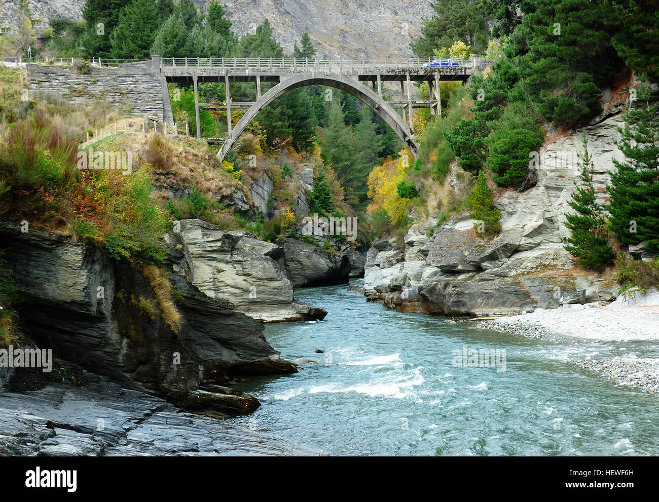 Die Edith Cavell Bridge am Shotover River in der Nähe von Queenstown, Neuseeland, ist ein inoffizielles Kriegsdenkmal. Ursprünglich von einem alten Bergmann benannt, erinnert die Brücke an Edith Cavell, eine britische Krankenschwester, die 1915 hingerichtet wurde. Es wurde zu einer dauerhaften Hommage an sie durch die lokale Tradition. Stockfoto