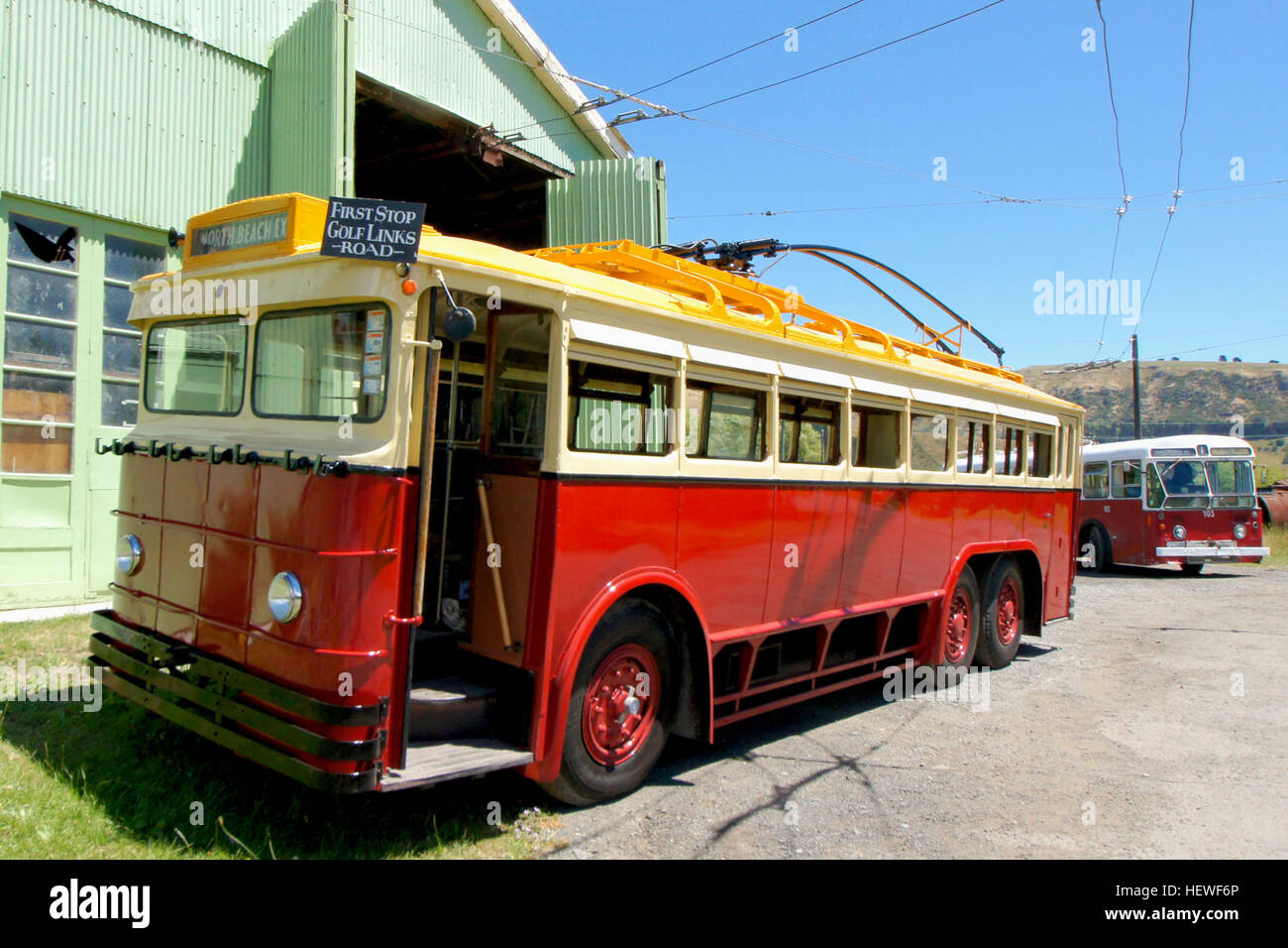 Scammell Lorries Ltd, mit Karosserie von New Zealand Motor Bodies, verfügt über einen Elektromotor mit 120 PS und eine Sitzkapazität von 42 Personen. Dieses historische Fahrzeug ist Teil der Sammlung im Ferrymead Historic Park in Christchurch. Stockfoto