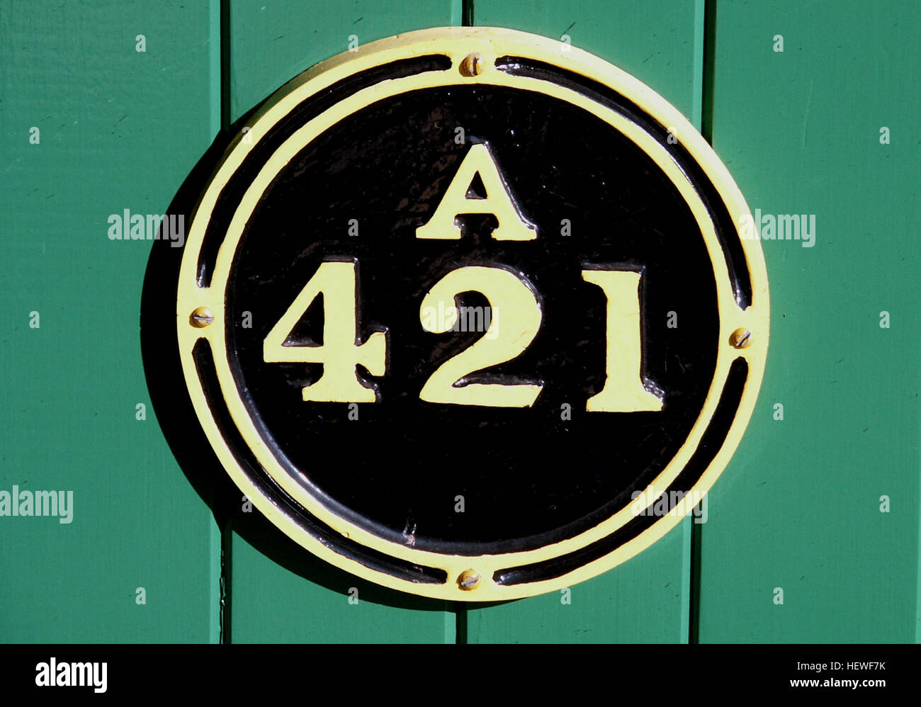 Ein Nahaufnahme eines Zuges mit seinen charakteristischen Abzeichen und Nummern, das sich auf die Details konzentriert, die den Zug identifizieren. Stockfoto