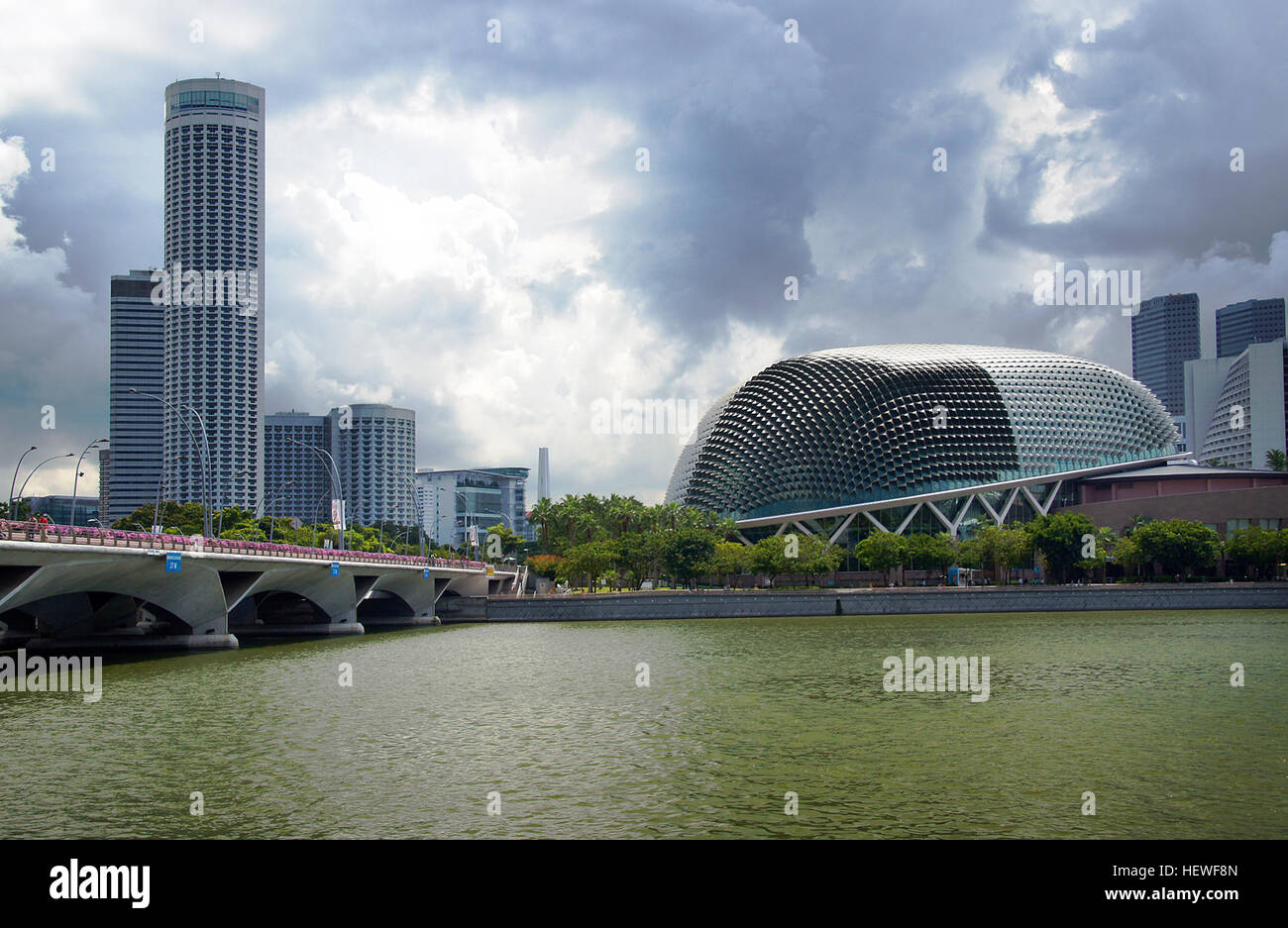 Esplanade - Theatres on the Bay ist ein prominenter Veranstaltungsort für darstellende Künste in Singapur mit einem Konzertsaal und einem Theater. Es bietet eine große Auswahl an Aufführungen, darunter Musik und Theater, und dient als kulturelles Zentrum der Kunstszene Singapurs. Stockfoto