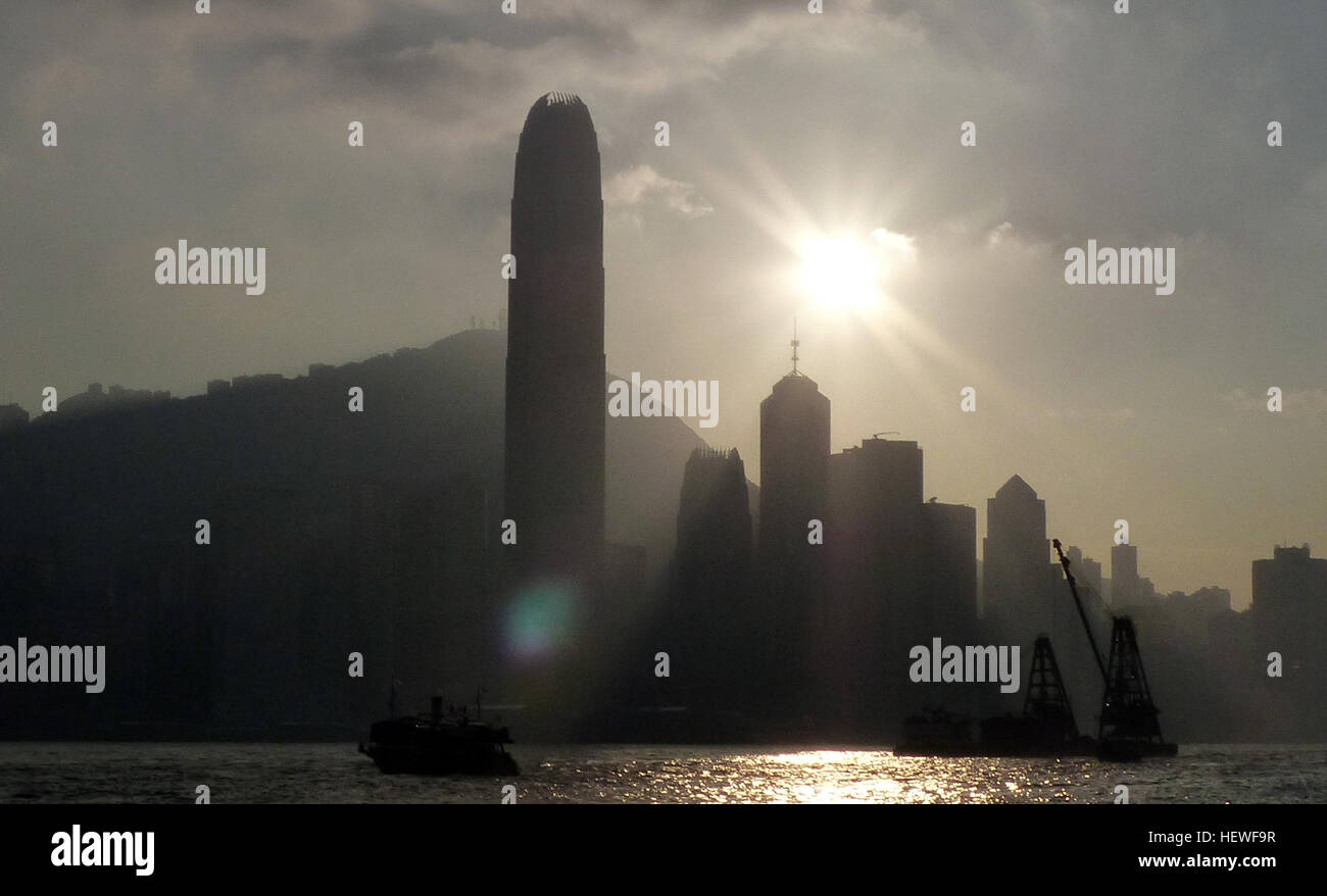 Die Geschichte der Wolkenkratzer in Hongkong begann 1935 mit der Fertigstellung der Hongkong &amp; Shanghai Bankgebäude, das als das erste Hochhaus in der Stadt gilt. Das Gebäude stand 70 m (230 ft) hoch, mit 13 Stockwerken und existiert seit fünf Jahrzehnten vor für den Bau der HSBC-Hauptgebäude abgerissen werden. Hochbau war in der ersten Hälfte des 20. Jahrhunderts begrenzt, aber seit den 1970er Jahren, Hongkong erlebt weit verbreitete Hochbau, die bis in die Gegenwart fortgesetzt hat; dieser Boom ist zum großen Teil eine Folge der zerklüftete, bergige Gelände der Stadt ein Stockfoto