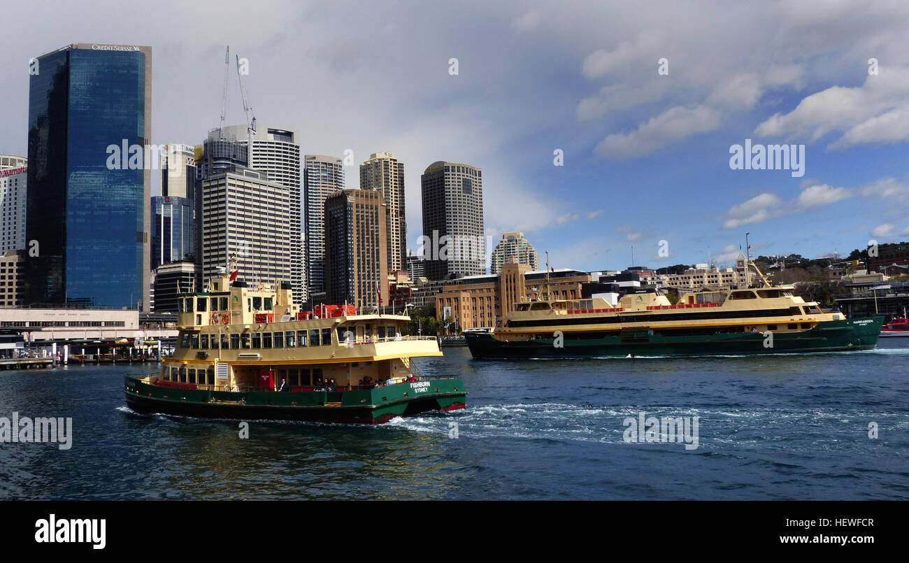 Ob Sie Aufholjagd auf ein wenig Ruhe und Entspannung, oder Besuch in Sydney zum ersten Mal - ist Reisen mit Sydney Ferries eine fesselnde Weise Sydneys schöne Wasserstraßen, Stadtzentrum und lebendige Dörfer zu erkunden. Vom Meer zu den Vororten - bietet Sydney Ferries Ihnen die Möglichkeit, viele von Sydneys "verborgene Schätze" leicht und kostengünstig, mit einem all-in-One-Pass aufzudecken.  Sydneys hellsten versteckte Juwel ist ohne Zweifel der berühmten Manly Ferry, vom Circular Quay, Wharf 3 nach Manly Cove fährt. Es ist am besten zu einer Reise in den späten Nachmittag, wenn Sie in der wunderschönen s nehmen können Stockfoto