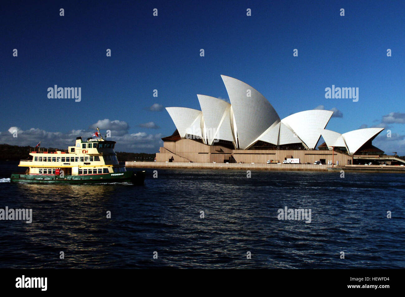 Der Bennelong Point von Sydney beherbergt berühmte Wahrzeichen wie das Sydney Opera House, das für seine weißen Segel und die expressionistische Architektur bekannt ist. Die Gegend ist ein Drehkreuz für darstellende Kunst, mit Veranstaltungsorten wie dem Joan Sutherland Theatre und malerischen Hafenrundfahrten. Stockfoto