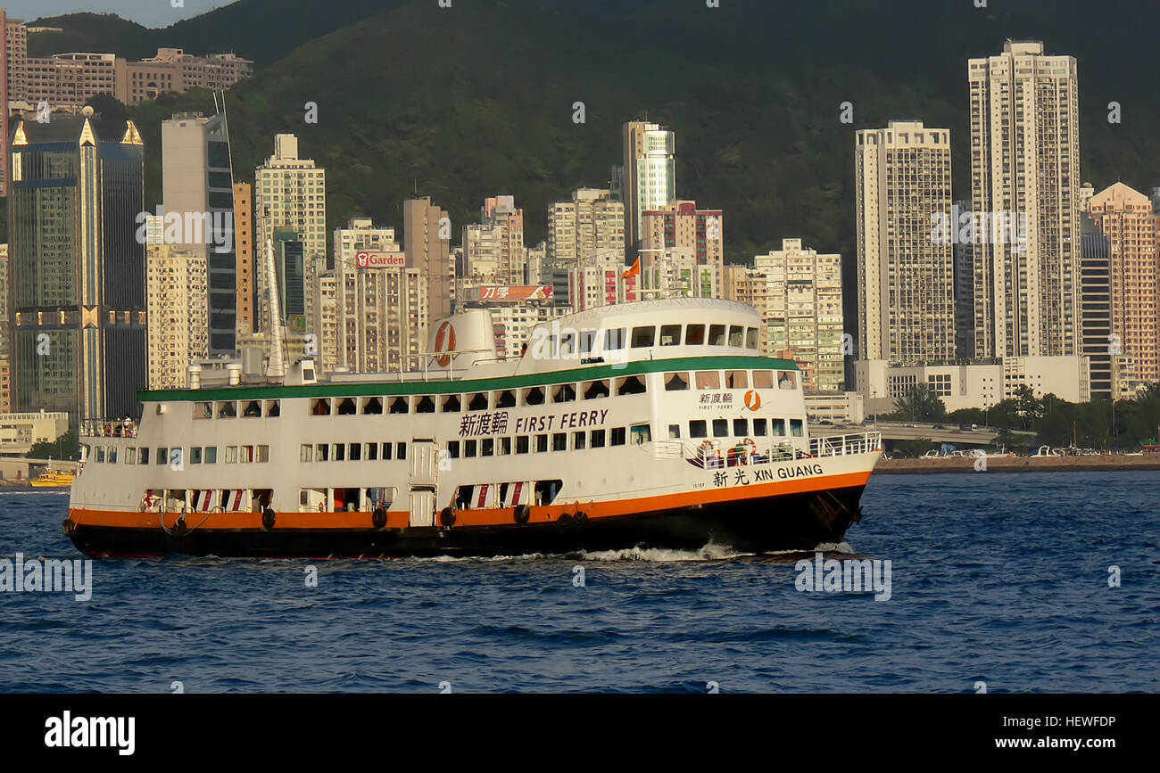 Neue Welt erste Ferry Services Limited ("erste Fähre") betreibt fünf wichtigsten Innenhafen und abgelegene Insel Fährverbindungen in Hongkong, einschließlich North Point-Hung Hom und North Point-Kowloon City, sowie Central-Cheung Chau, Central-Mui Wo und Inter-Inseln (zwischen Peng Chau, Mui Wo, Chi Ma Wan und Cheung Chau), zusammen mit einem speziellen Fährverbindung (Seeverkehr zwischen North Point und Joss House Bay Sai Kung während Tin Hau Festival nur). Erste Fähre fünf wichtigsten Strecken aufzeichnen einer täglichen Verkehr Besucherzahlen bis zu 38.000 Passagiere (Stand: 30. Juni 2013). Stockfoto