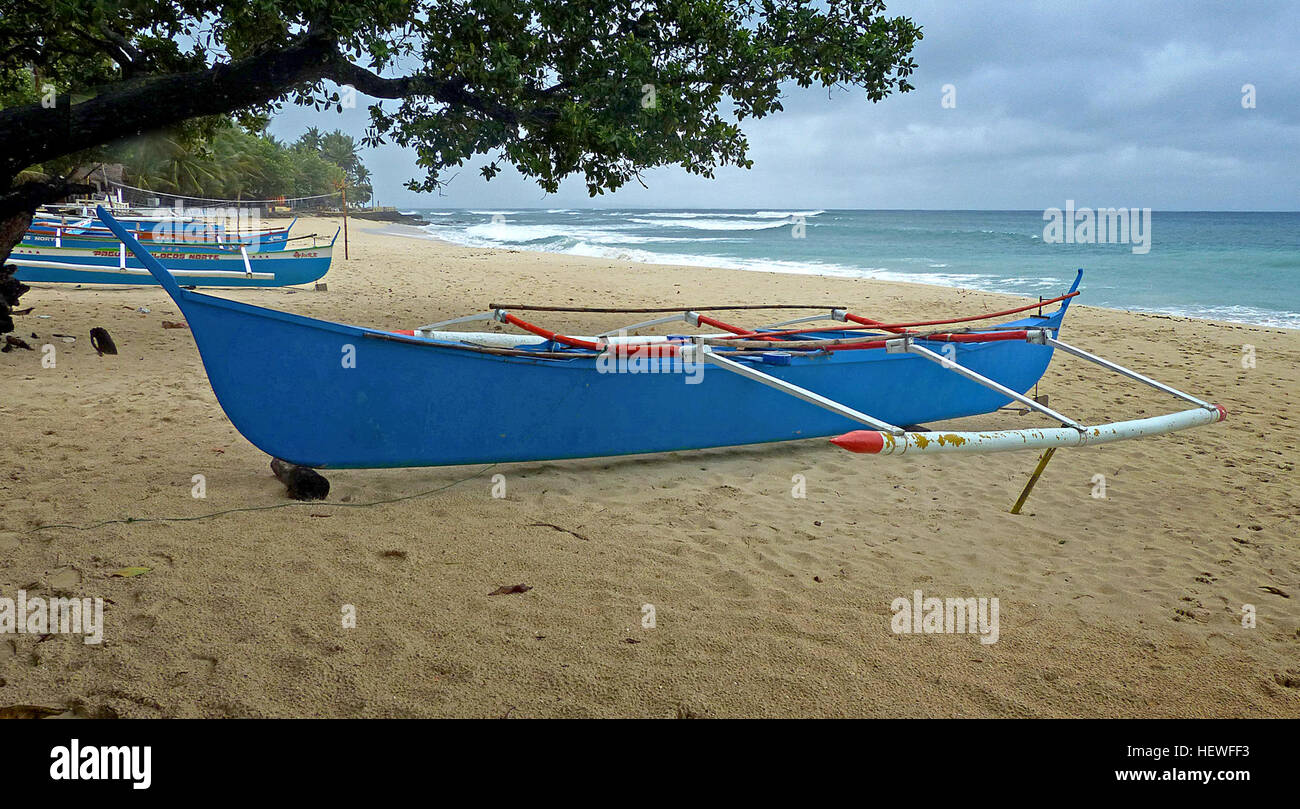 Angelboot/Fischerboot. Pagudpud.Ilocos Norte, Philippinen im Gegensatz zu einem einhüllen-Kanu, ein Ausleger oder Doppelhüllen-Kanu erzeugt Stabilität durch den Abstand zwischen den Rümpfen und nicht wegen jeder einzelnen Rumpfform. Die Rümpfe der Ausleger oder Doppelhüllen-Kanus sind in der Regel länger, schmaler und mehr hydrodynamisch effizienter als jene von einwandigen Kanus. Im Vergleich zu anderen Arten von Kanus, kann Ausleger-Kanus recht schnell, sind aber auch in der Lage, gepaddelt und segelte in rauer Wasser. Stockfoto