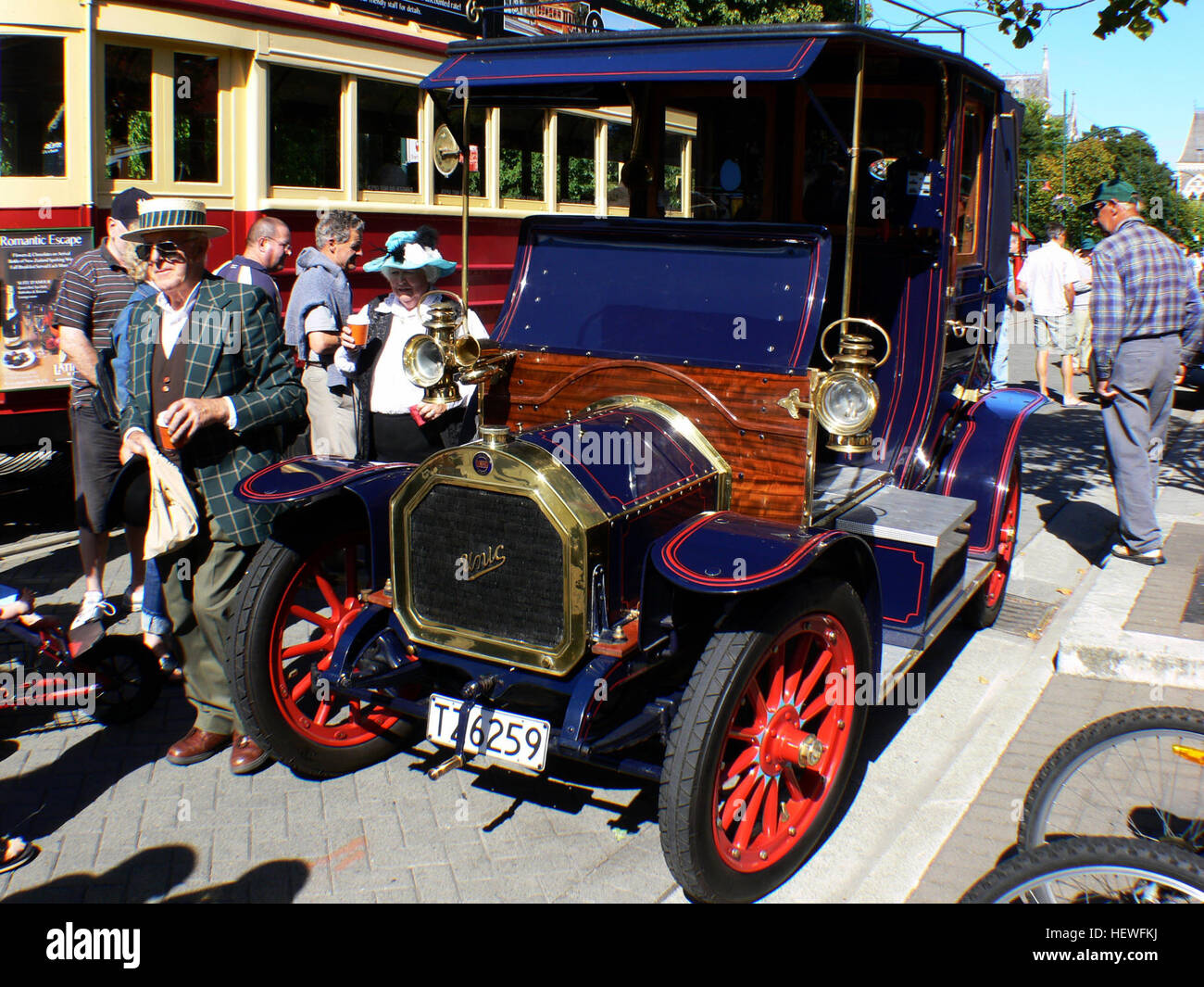 Dieser französische Kabine war äußerst beliebt bei London Operatoren für 25 Jahre (1907-1932). Es begann das Leben in London im Jahre 1907, eine 2-Zylinder-Motor angetrieben. Post Krieg Versionen waren wenig anders als ihre Edwardian Vorgänger, obwohl jetzt mit Vierzylinder-Motoren ausgestattet. Hohe Einfuhrzölle und die schiere antike des Fahrerhauses aufgefordert Unic Händlern, Mann und Overton, einen Ersatz zu suchen, die sie in Austin 12/4 gefunden.   Ein neues Modell von Unic, in Großbritannien von United Motoren gebaut wurde 1930 KF1, schwer und teuer. Nur wenige wurden verkauft. Stockfoto