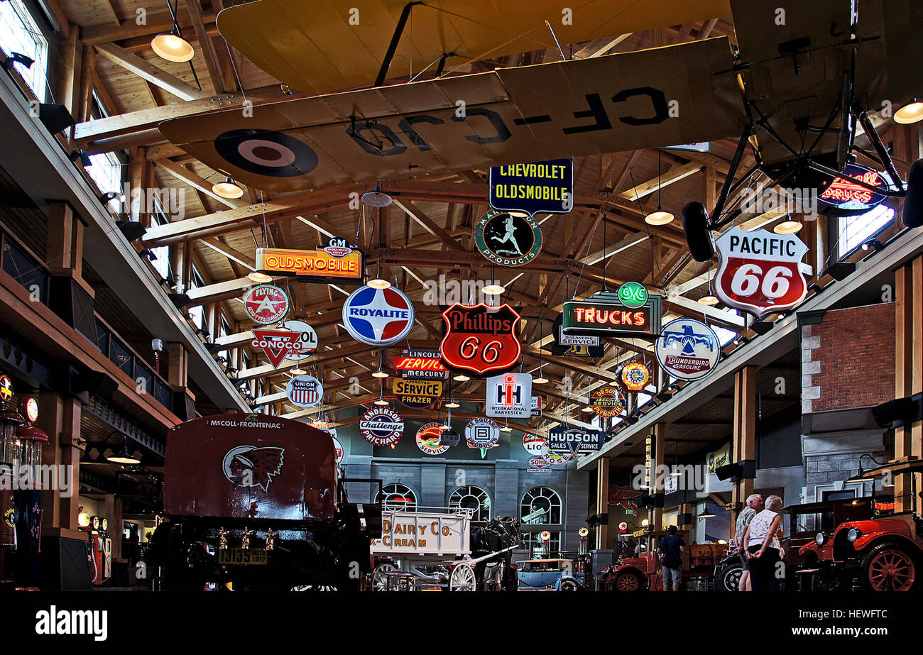 Der Benzoline Alley Heritage Park in Calgary zeigt eine Sammlung amerikanischer Luxusautos, die legendäre Fahrzeuge aus dem goldenen Zeitalter der Automobile hervorheben. Das Museum bietet einen Einblick in amerikanische Klassiker, darunter Oldtimer-Luxusmodelle und klassische Sportwagen aus der Mitte des 20. Jahrhunderts. Stockfoto