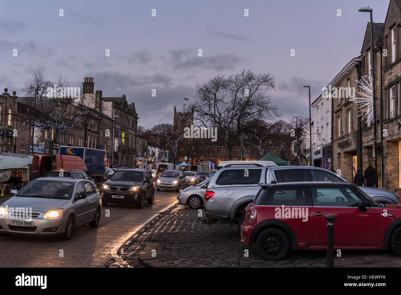 Am späten Nachmittag in Skipton Hautpstraße mit Weihnachtsbeleuchtung und Dekorationen. Stockfoto