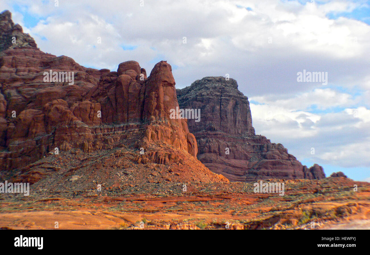 Die Glen Canyon National Recreation Area ist ein geschütztes Gebiet, das sich über 1,25 Millionen Hektar in Utah und Arizona erstreckt. Es umfasst Lake Powell und Cataract Canyon mit atemberaubenden Wüstenlandschaften, Klippen und dem berühmten Rainbow Bridge National Monument. Stockfoto