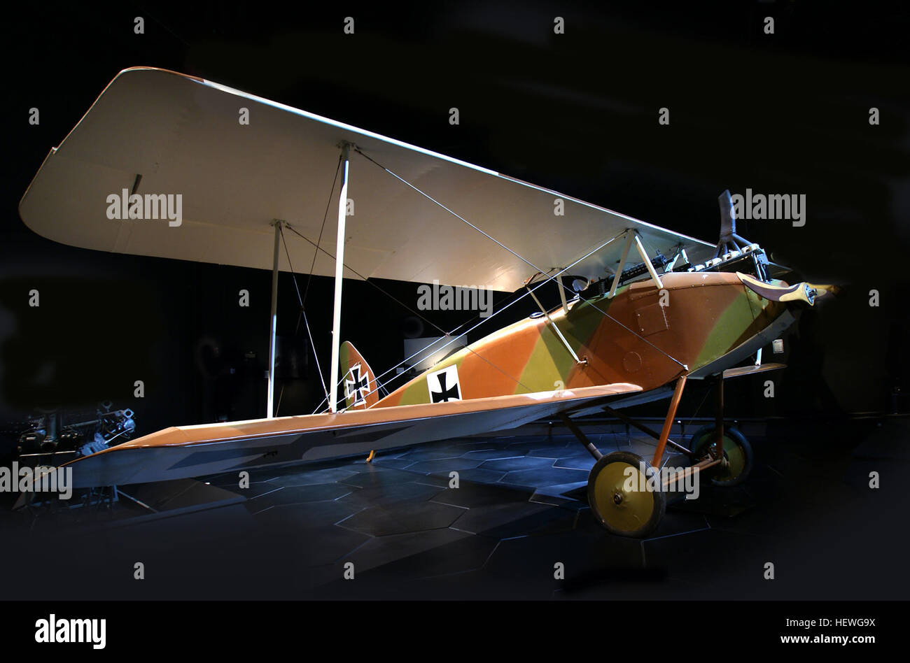 Die D.IV war die endgültige einsitziges Jagdflugzeug Modell durch die Halberstadter Flugzeug-Werke im Jahre 1917. Die Modelle Halberstadt D.I und D.II wurden ursprünglich im Jahre 1916 hergestellt, und während sie wendig und eine Periode der Überlegenheit über die verfügbaren Flugzeuge der Alliierten die Zeit genossen, sie wurden berichtet, dass etwas untermotorisiert. Stockfoto