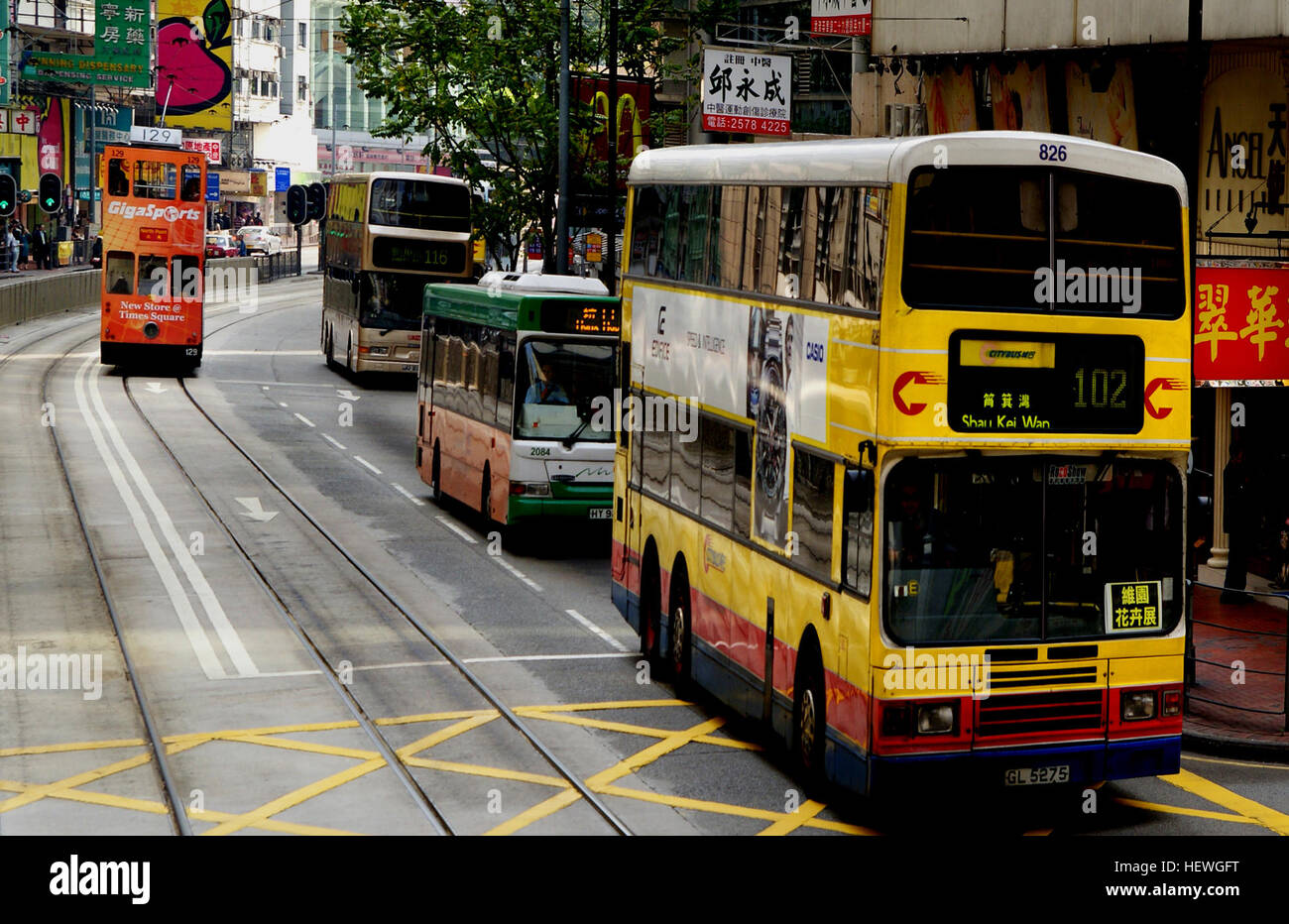 Hong Kong Straßenbahnen ist eine Straßenbahn in Hongkong und eine der frühesten Formen der öffentlichen Verkehrsmittel in Hongkong. Im Besitz und betrieben von Veolia Transport, verkehrt die Straßenbahn auf Hong Kong Island zwischen Shau Kei Wan und Kennedy Town, mit einer Niederlassung im Umlauf Happy Valley. Straßenbahnen in Hongkong wurden nicht nur ein Transportmittel für über 100 Jahre, sondern auch eine wichtige touristische Attraktion und eines der umweltfreundlichsten Möglichkeiten des Reisens in Hong Kong. Es ist die einzige ausschließlich Doppeldecker betrieben Straßenbahnsystem in der Welt, und einer von nur drei nicht-Erbe Straßenbahn-Systemen der Welt th Stockfoto