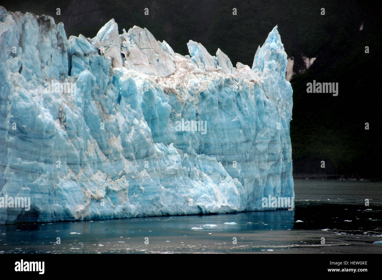 Die längste Quelle für Hubbard Gletscher stammt 122 Kilometer (76 Meile) von der Schnauze und liegt bei etwa 61 ° 00′N 140 ° 09′W, etwa 8 Kilometer (5 Meilen) westlich von Monte Walsh mit einer Höhe von rund 11.000 Fuß (3.400 m). Ein kürzere Nebenfluss-Gletscher beginnt auf dem östlichsten Gipfel auf dem Mount Logan Grat etwa 18.300 Fuß (5.600 m) bei etwa 60 ° 35′0″N 140 ° 22′40″W. Davor werden erreicht das Meer, Hubbard durch Valerie Glacier im Westen verbunden ist, die durch nach vorne Überspannungen von eigenem Eis, zum Fortschritt der den Eisstrom beigetragen hat, die Experten sind der Meinung schließlich die R dam. Stockfoto